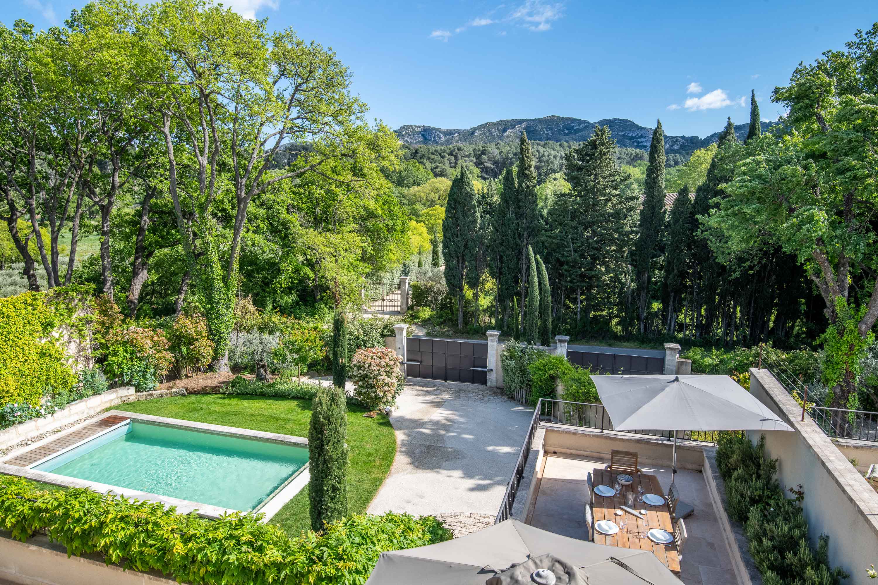 Villa Safran Mas de Cacharel Saint-Rémy-de-Provence: Luxury 3-Bedroom Villa with Heated Salt-Water Pool Near Saint-Rémy-de-Provence