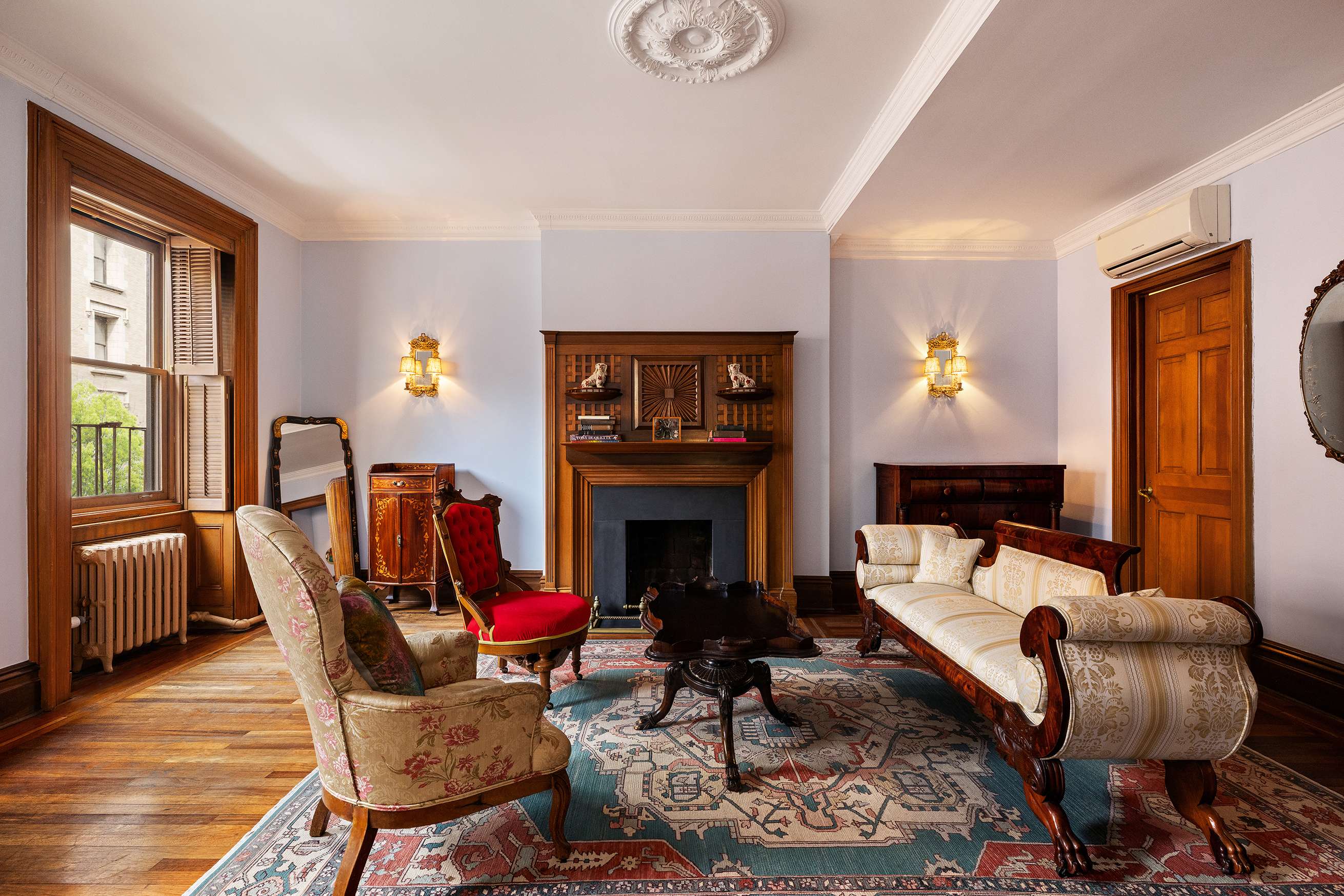 Villa Safran Gramercy Park: Luxury 1-Bedroom Villa with Fireplace and Private Parking in Gramercy Park, New York