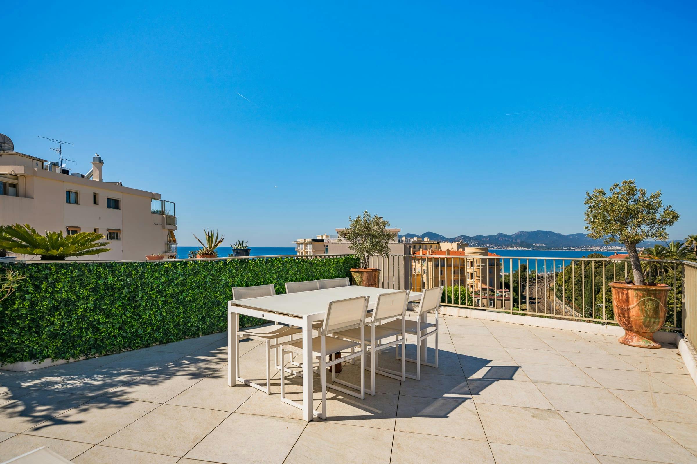 Villa Ruscello Chemin du Suquet Cannes: Luxury 2-Bedroom Villa with Sea Views and Air Conditioning, Cannes