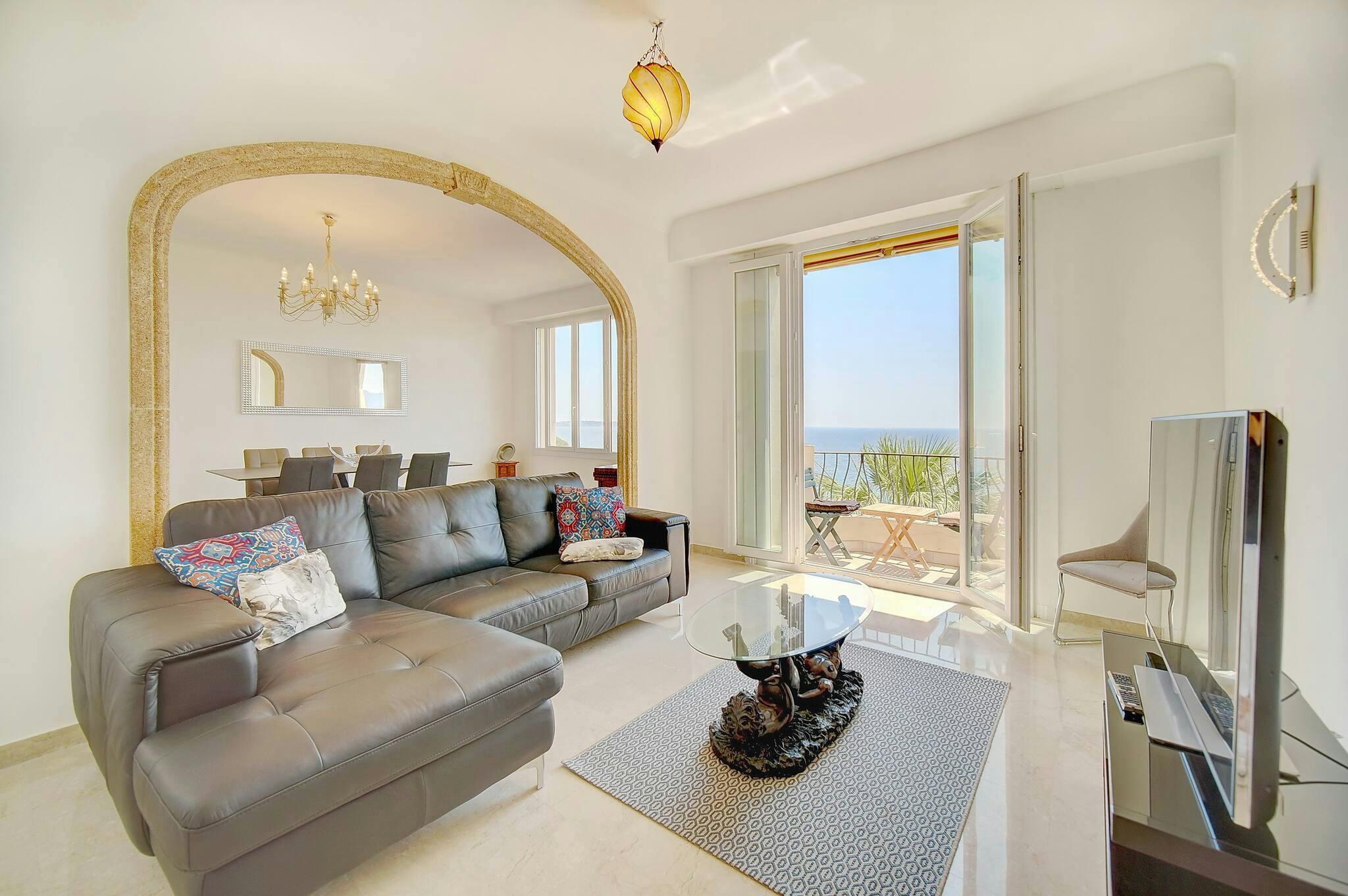 Villa Côteau Chemin des Collines Cannes: Luxury 3-Bedroom Villa with Sea Views and Spa, Cannes