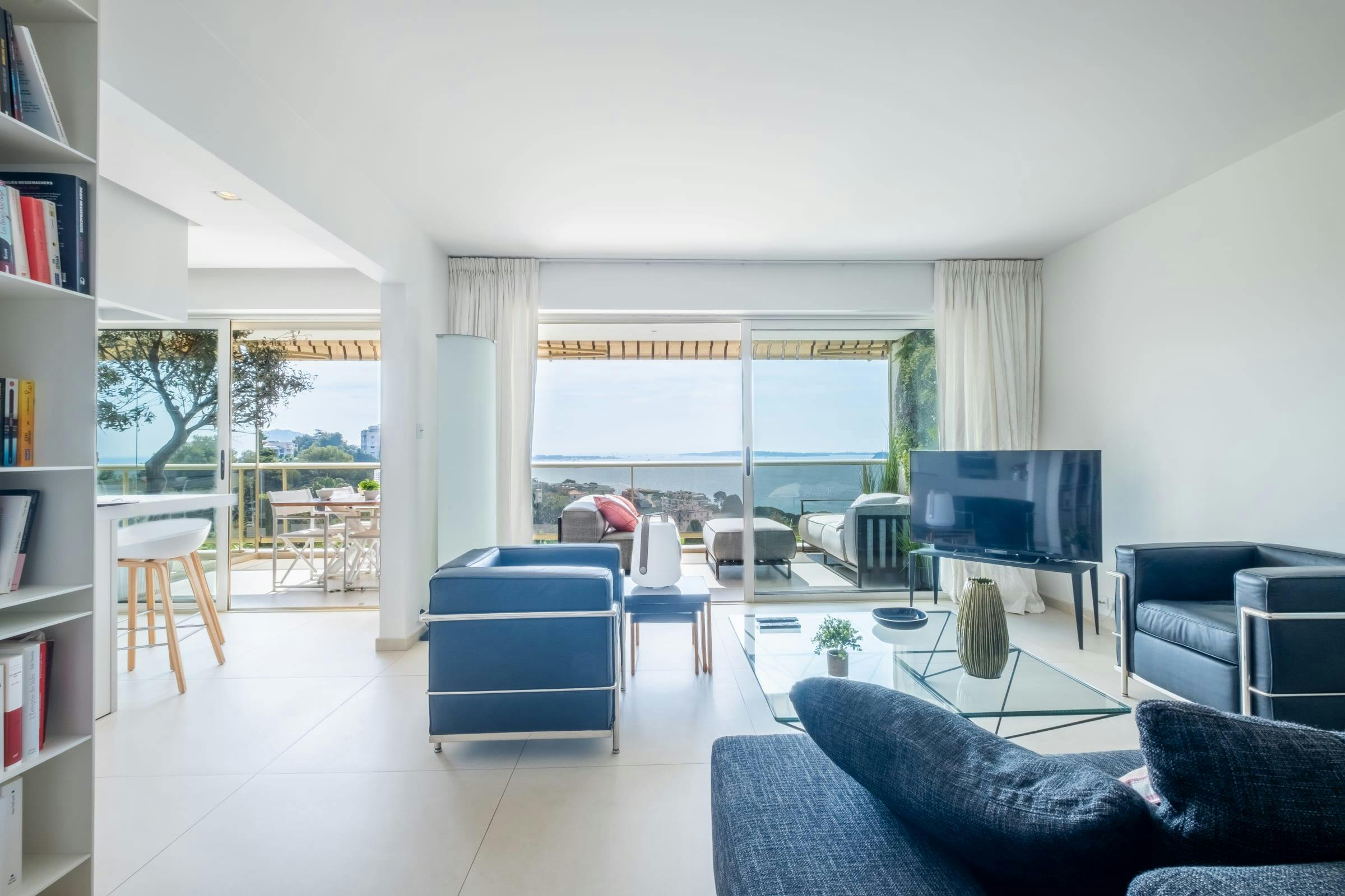 Villa Ocra Rue de la République Cannes: Luxury 2-Bedroom Villa with Private Pool and Sea View, Cannes