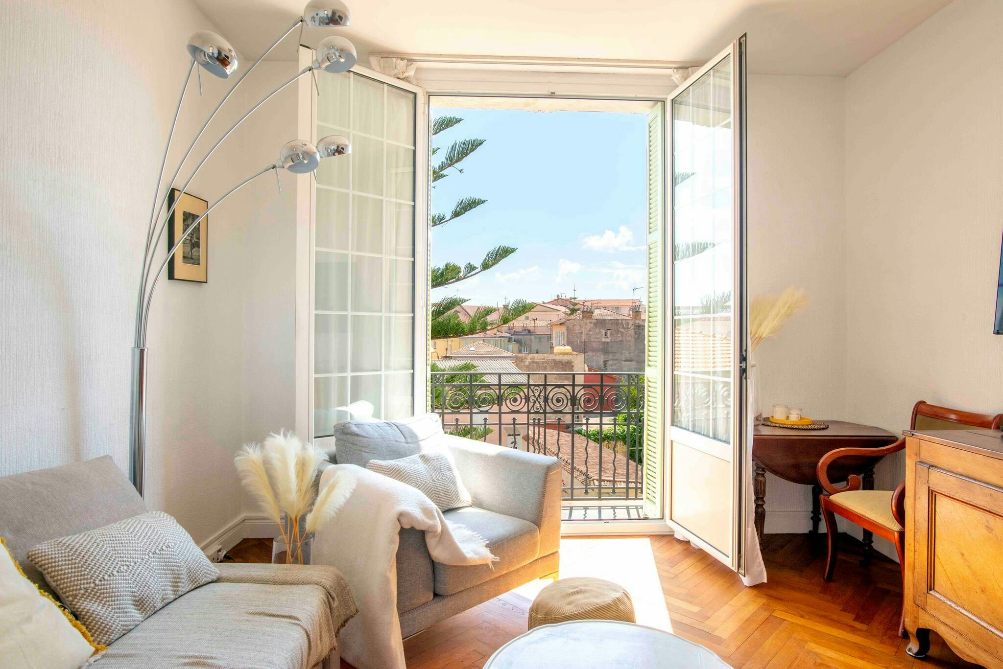 Villa Safran La Revère Eze: Luxury 2-Bedroom Apartment with Air-Con and Spa Access, Eze