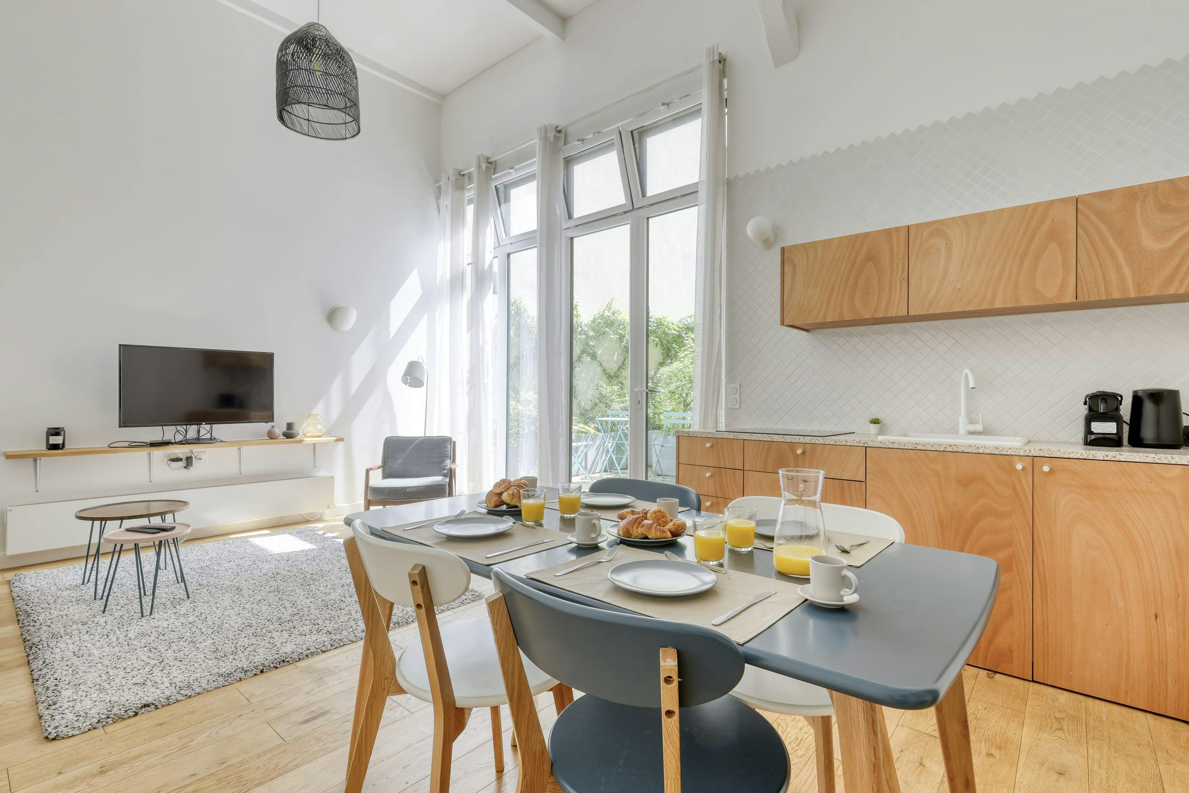 Villa Safran Lamarck Montmartre: Charming 2-Bedroom Townhouse Rental with Spa Sauna near Sacré-Coeur, Montmartre Sacré-Coeur