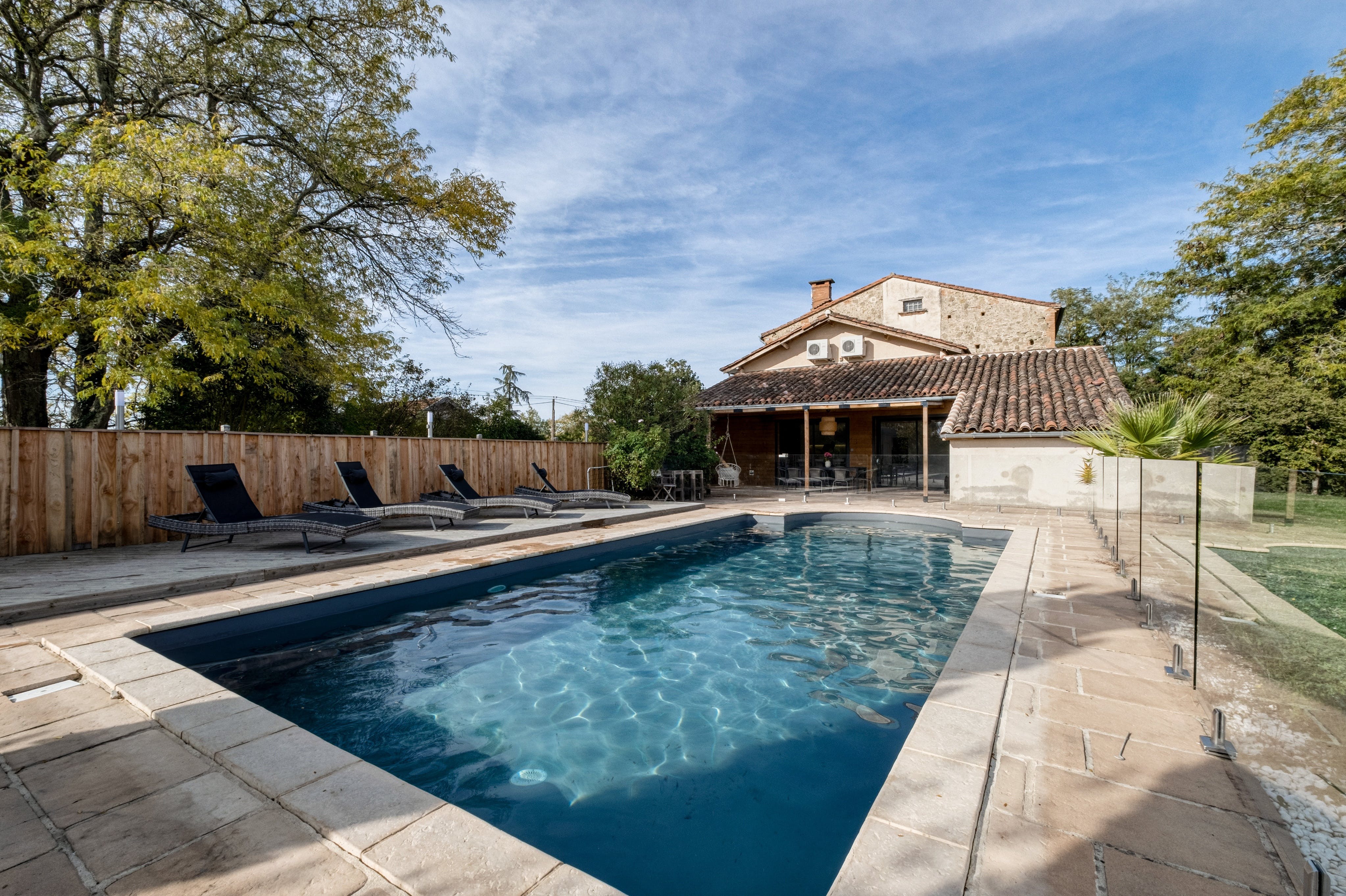 Villa Safran Lautrec Toulouse: Luxury 3-Bedroom Apartment with Private Pool and Parking, Toulouse