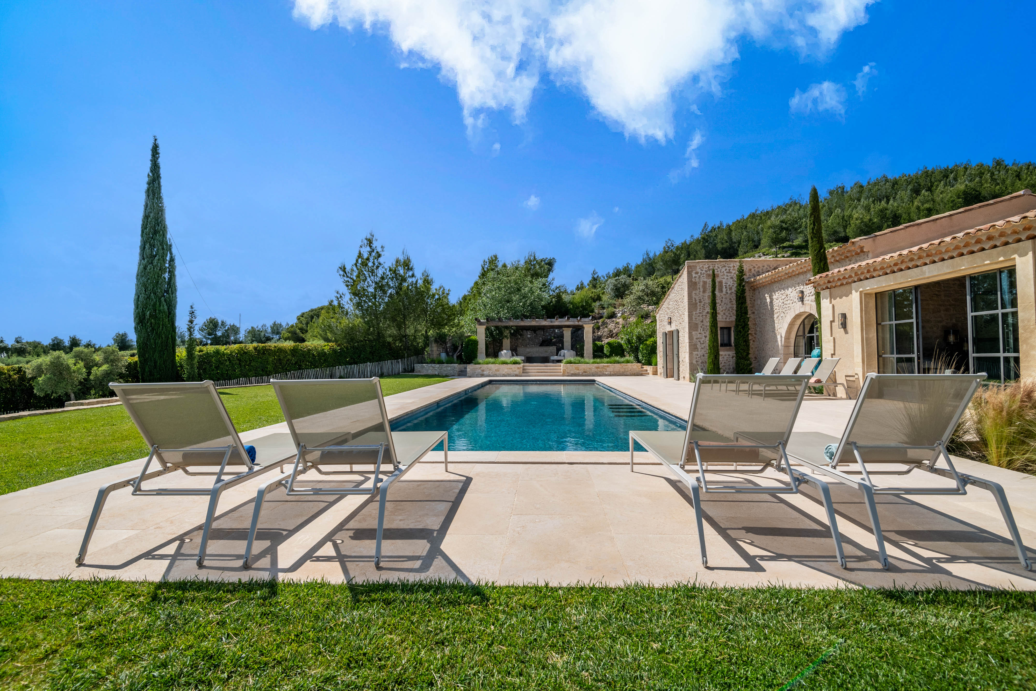 Villa Safran Les Baux Arles: Luxury 6-Bedroom Villa with Private Pool and Gym in Arles, Provence