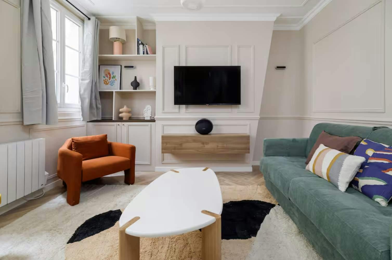 Villa Vaudaire Place de la République Montorgueil – Les Halles: Luxury 1-Bedroom Townhouse with Spa and Family Amenities, Montorgueil Paris