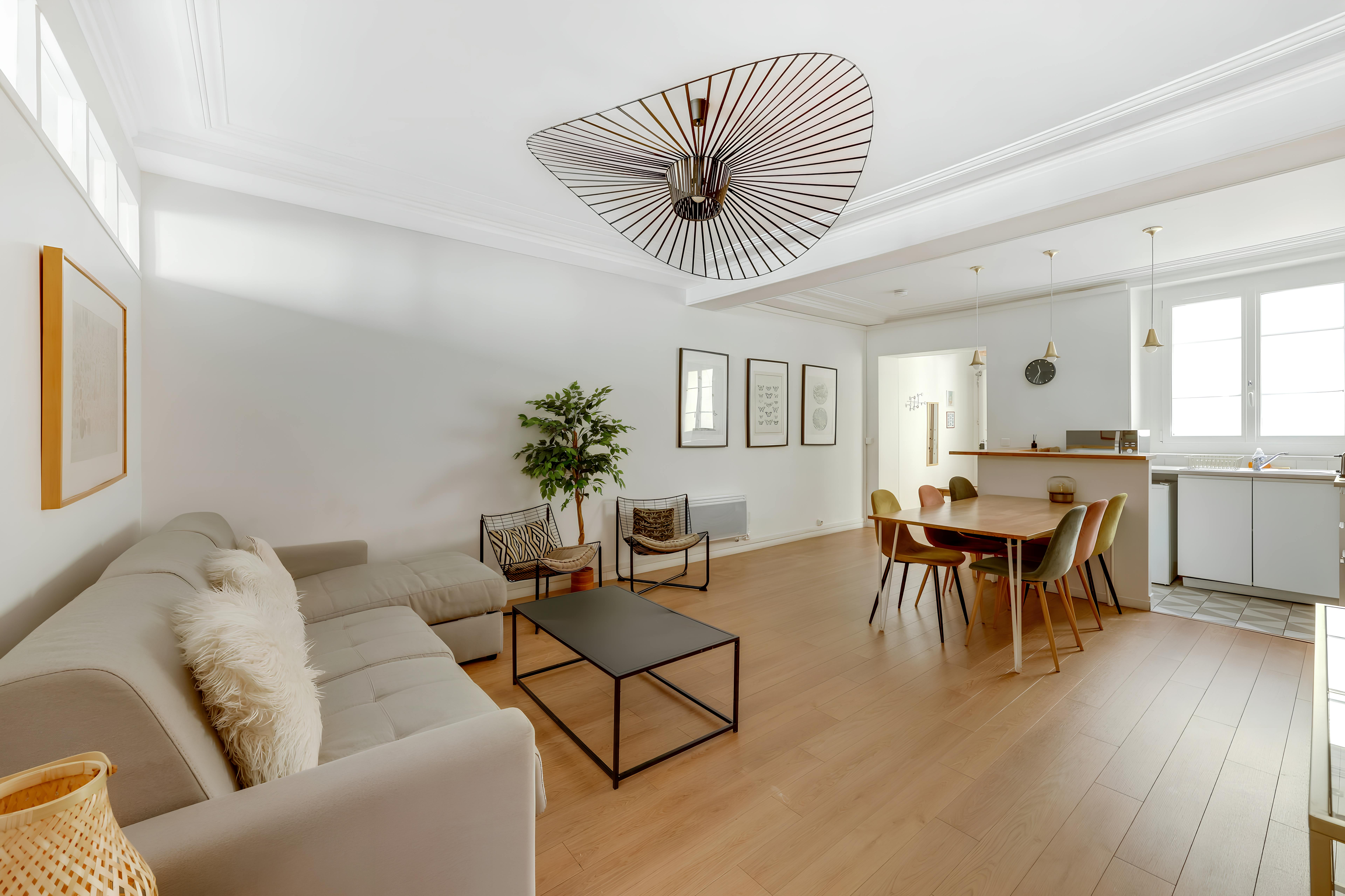 Villa Safran Les Halles Paris: Luxury 6-Bedroom Apartment with Spa and Parking, Montorgueil, Paris
