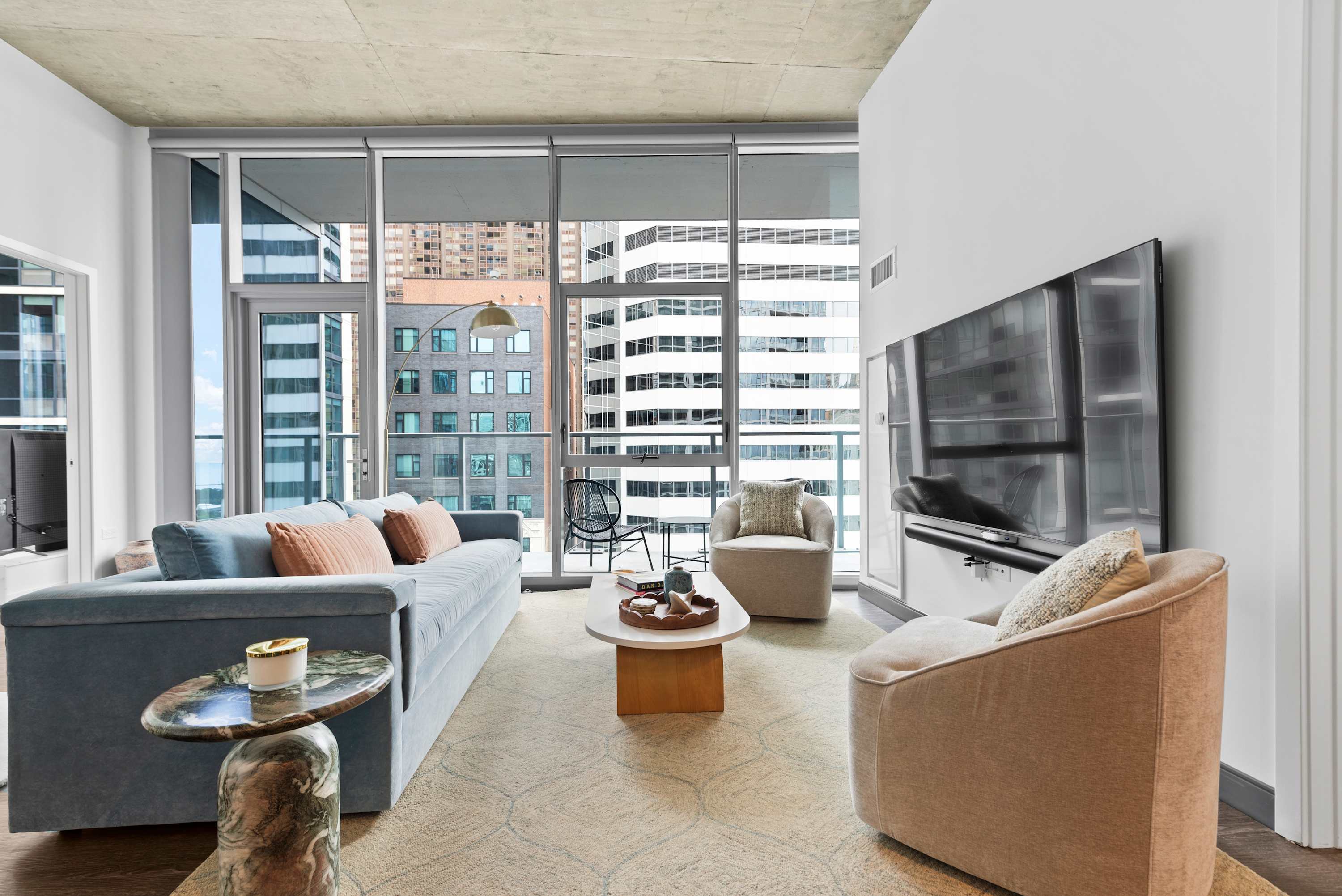 Villa Safran Lincoln Park Chicago: Luxury 2-Bedroom Aparthotel with Spa and Hot Tub, Chicago