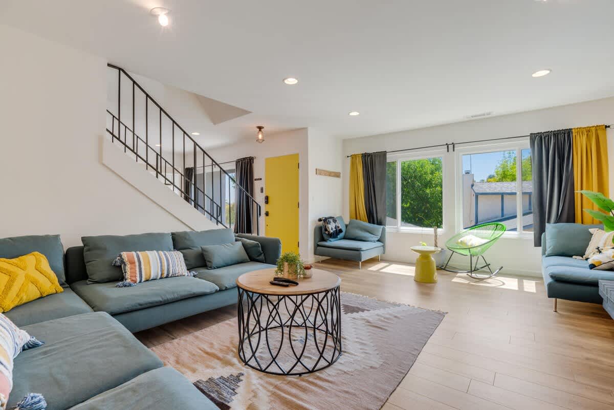 Villa Safran Malibu Calabasas: Luxury 2-Bedroom Villa with Private Parking and EV Charger, Calabasas