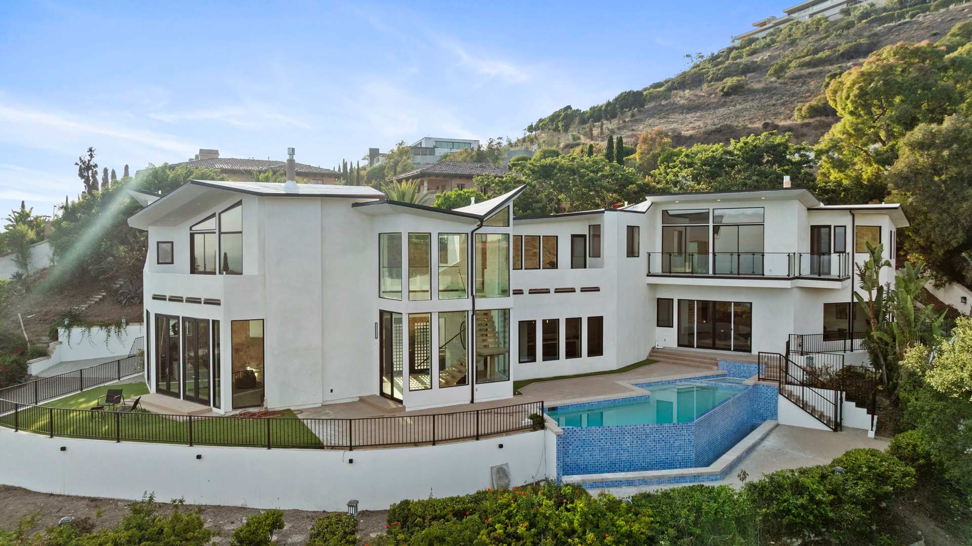Villa Safran Malibu Point: Luxury 7-Bedroom Villa with Infinity Pool and Sea Views, Inland Malibu