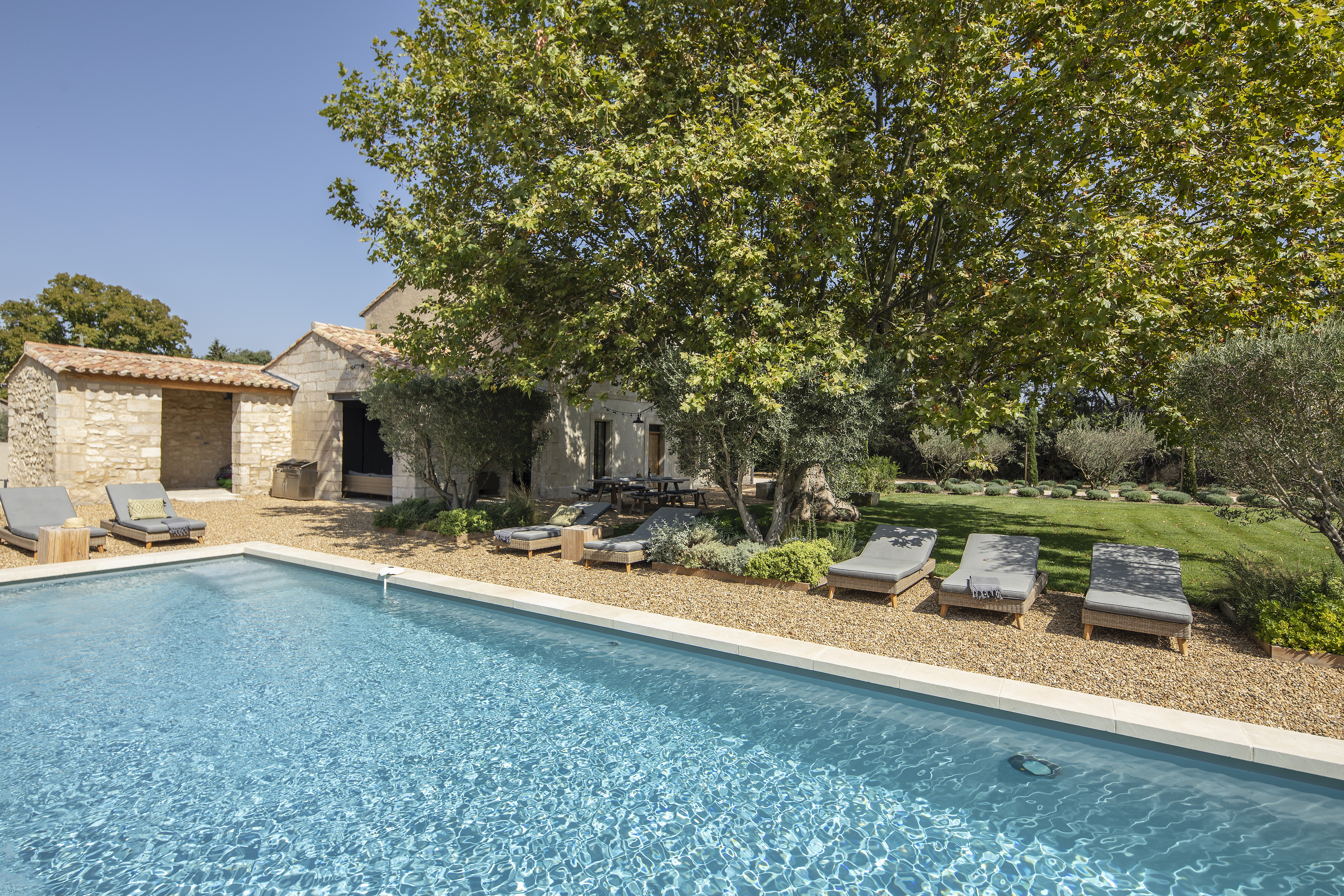 Villa Safran Mas Saint-Etienne-du-Grès: Luxury 4-Bedroom Villa with Private Pool and Air Conditioning, Arles
