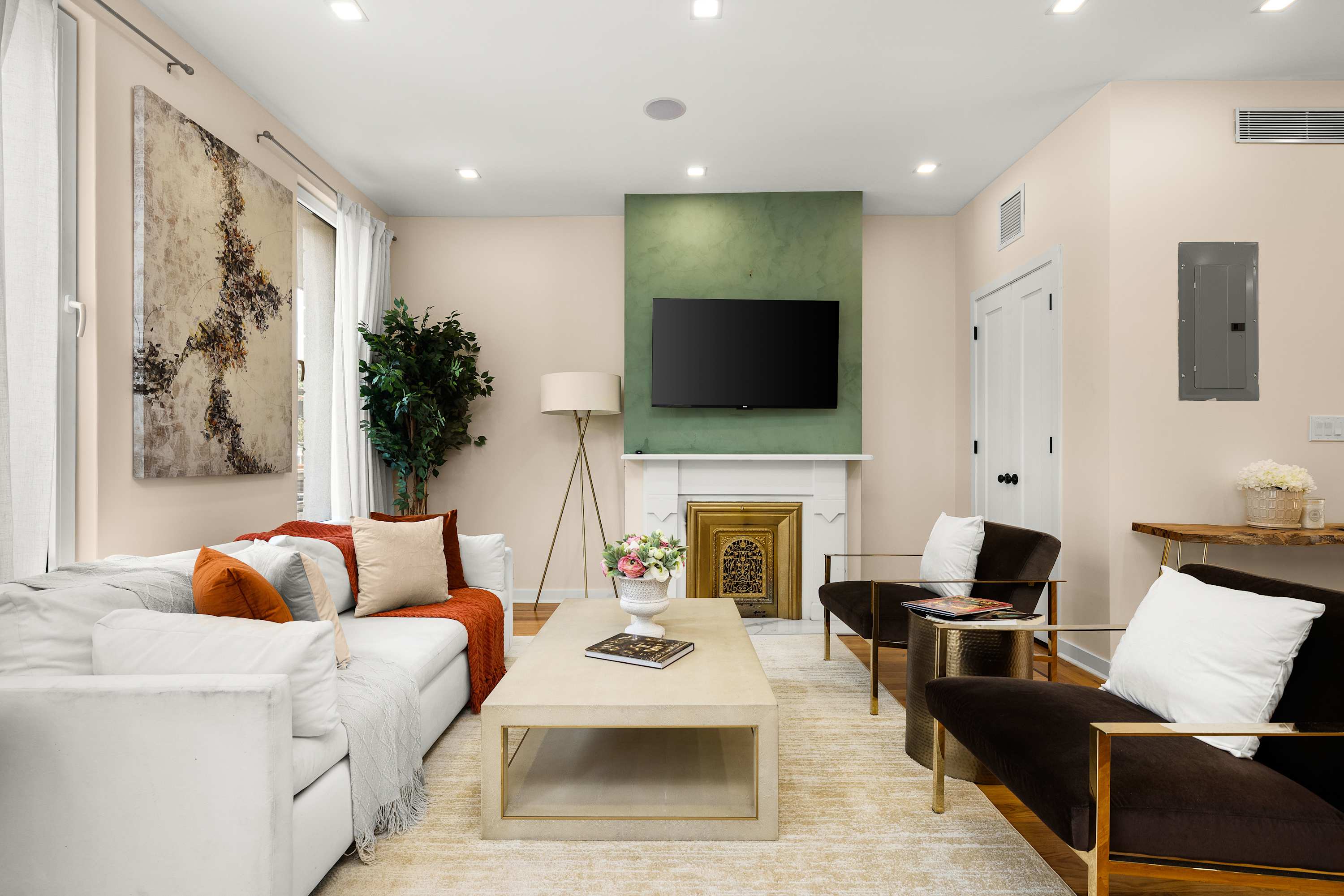 Villa Safran Maspeth Bushwick: Chic 3-Bedroom Townhouse Rental with Private Parking, Bushwick New York