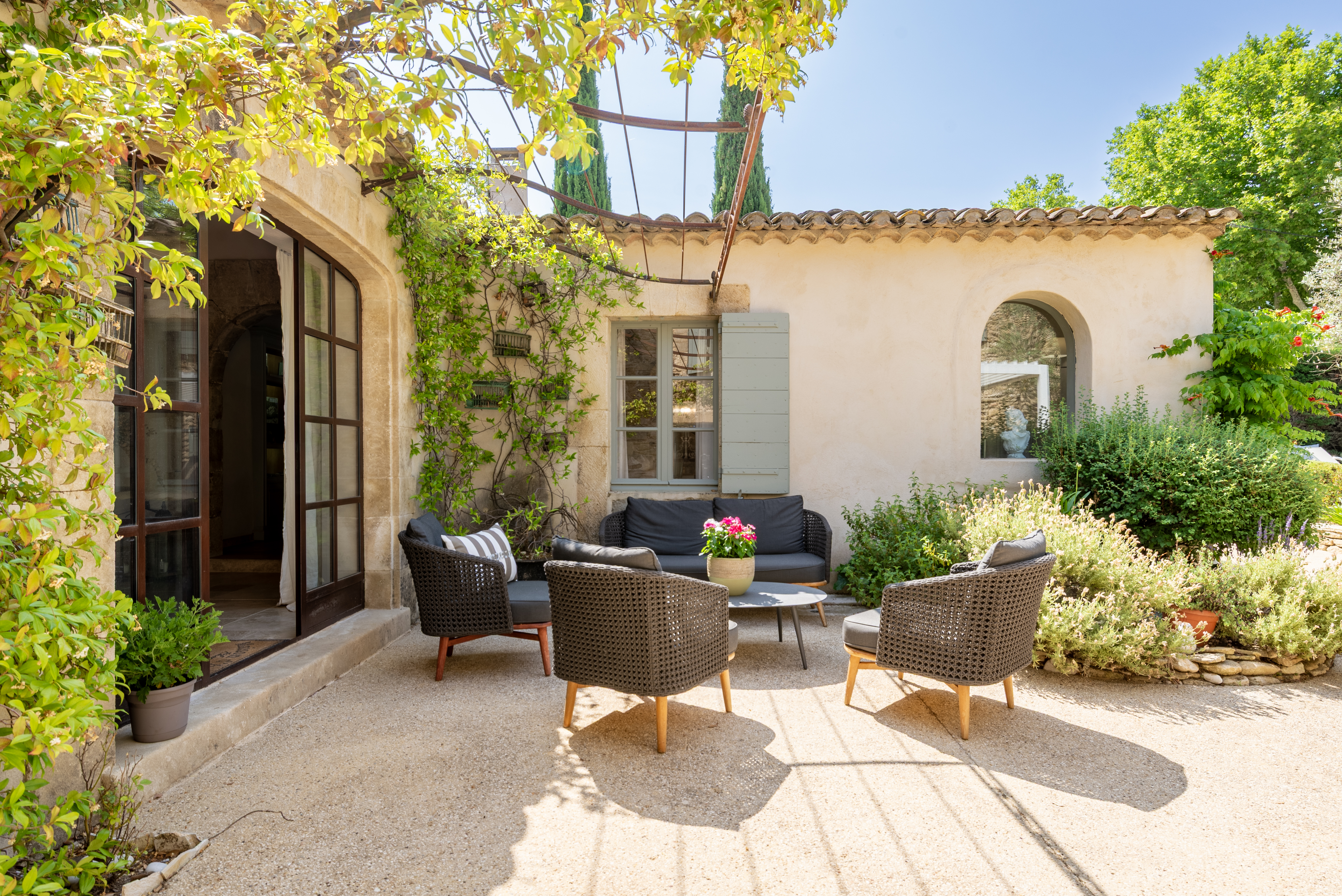 Villa Safran Maubec Vaucluse: Luxury 5-Bedroom Villa with Private Pool and Spa, Vaucluse Provence