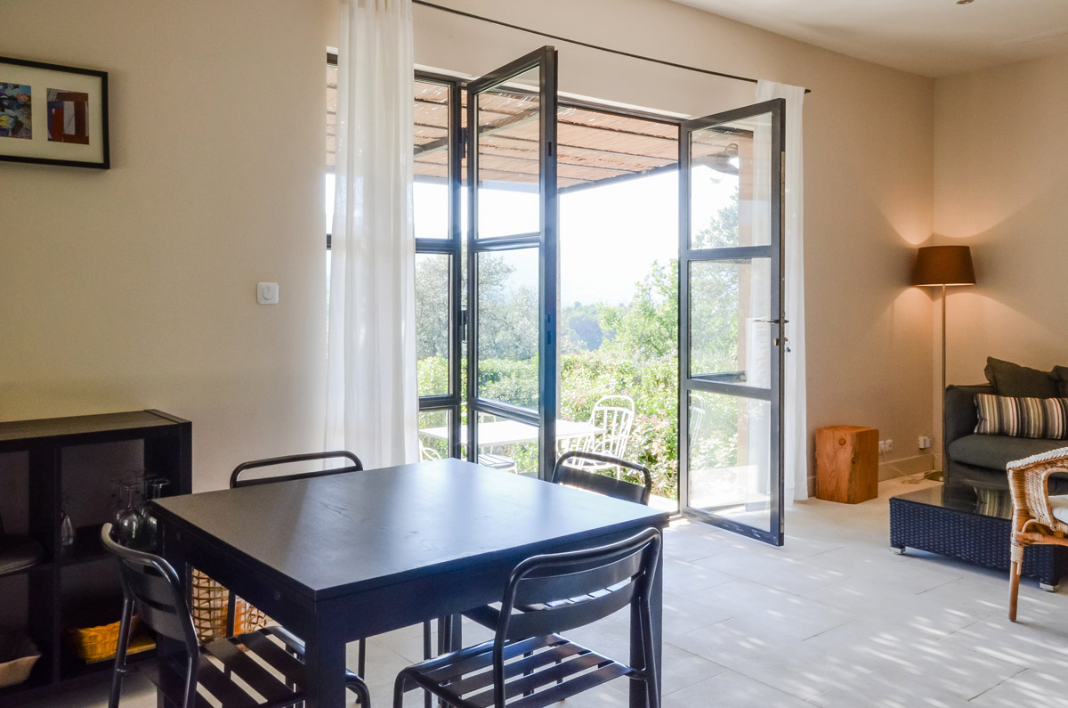 Villa Safran Ménerbes Vaucluse: Luxury 2-Bedroom Apartment with Pool and Private Parking, Vaucluse Provence