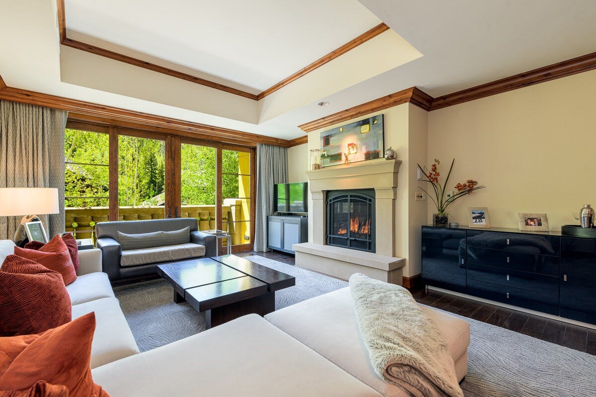Villa Safran Minturn Vail: Luxury 3-Bedroom Ski Chalet Rental with Hot Tub and Pool in Vail