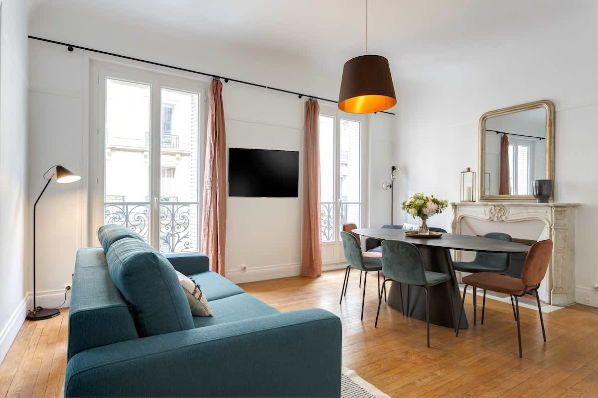 Villa Safran Monceau Paris: Luxury 2-Bedroom Apartment with Air-Con and Balconies, Monceau Paris