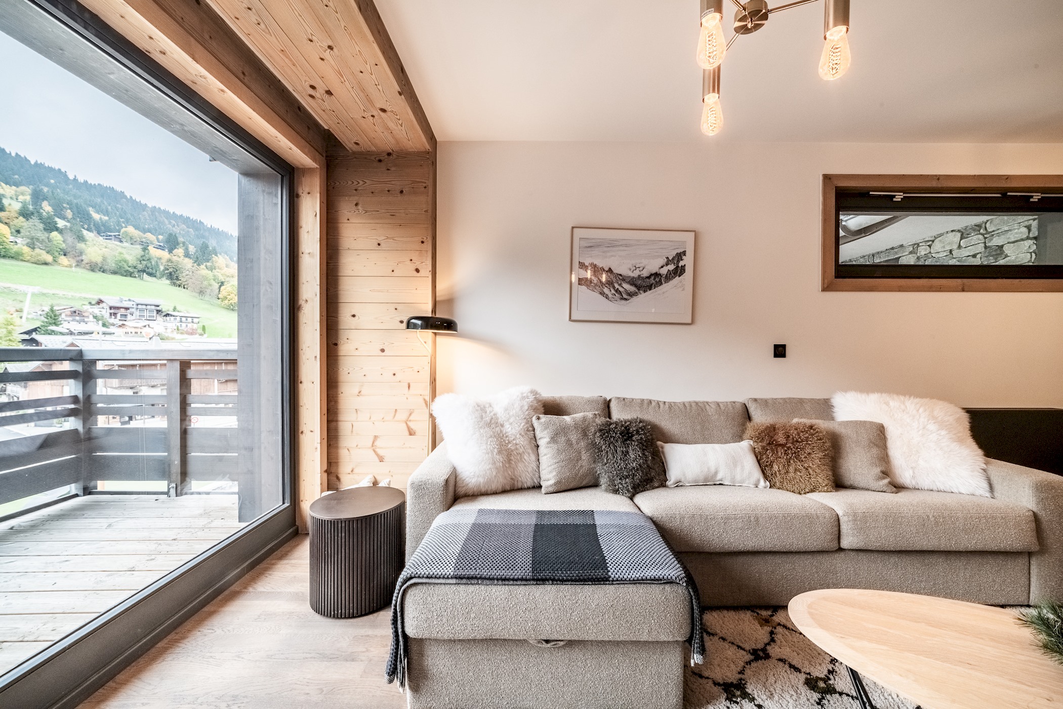Villa Safran Mont Caly Les Gets: Charming 2-Bedroom Ski Chalet Rental with Spa and Parking, Les Gets