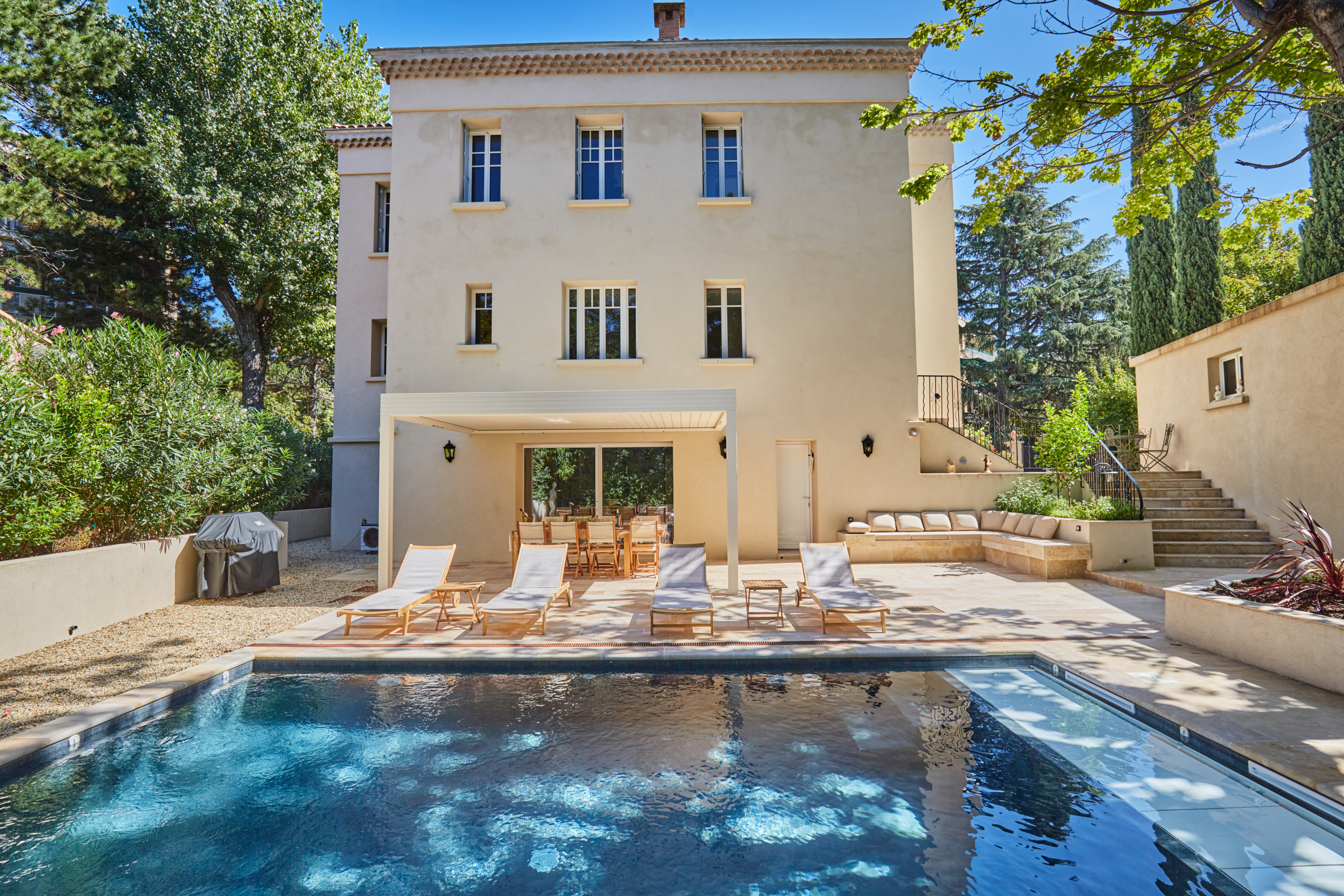 Villa Safran Montaigu Aix-en-Provence: Luxury 4-Bedroom Villa with Private Pool and Annexe, Aix-en-Provence