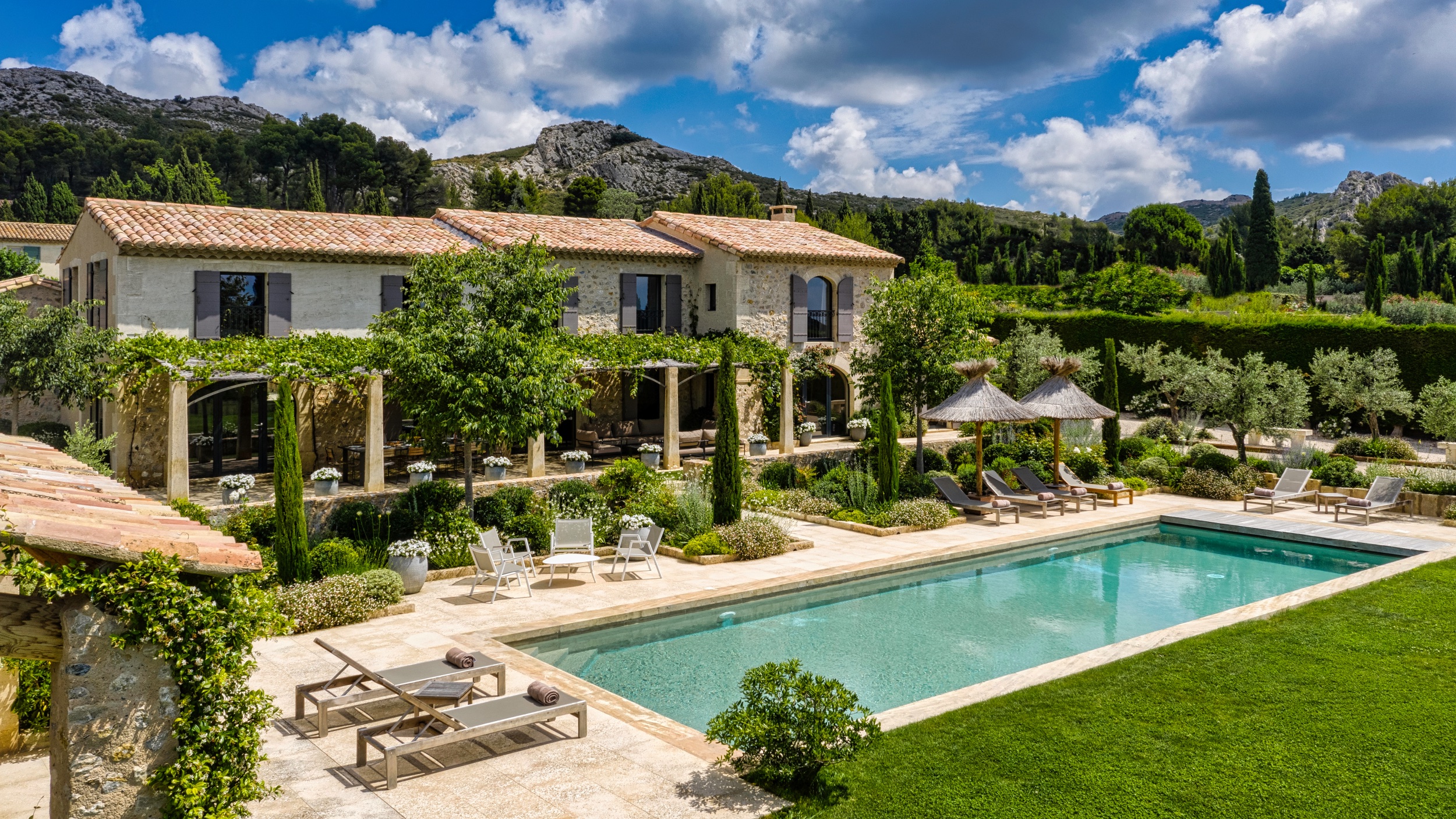 Villa Safran Montmajour Arles: Luxury 5-Bedroom Villa with Private Pool and Gym, Arles