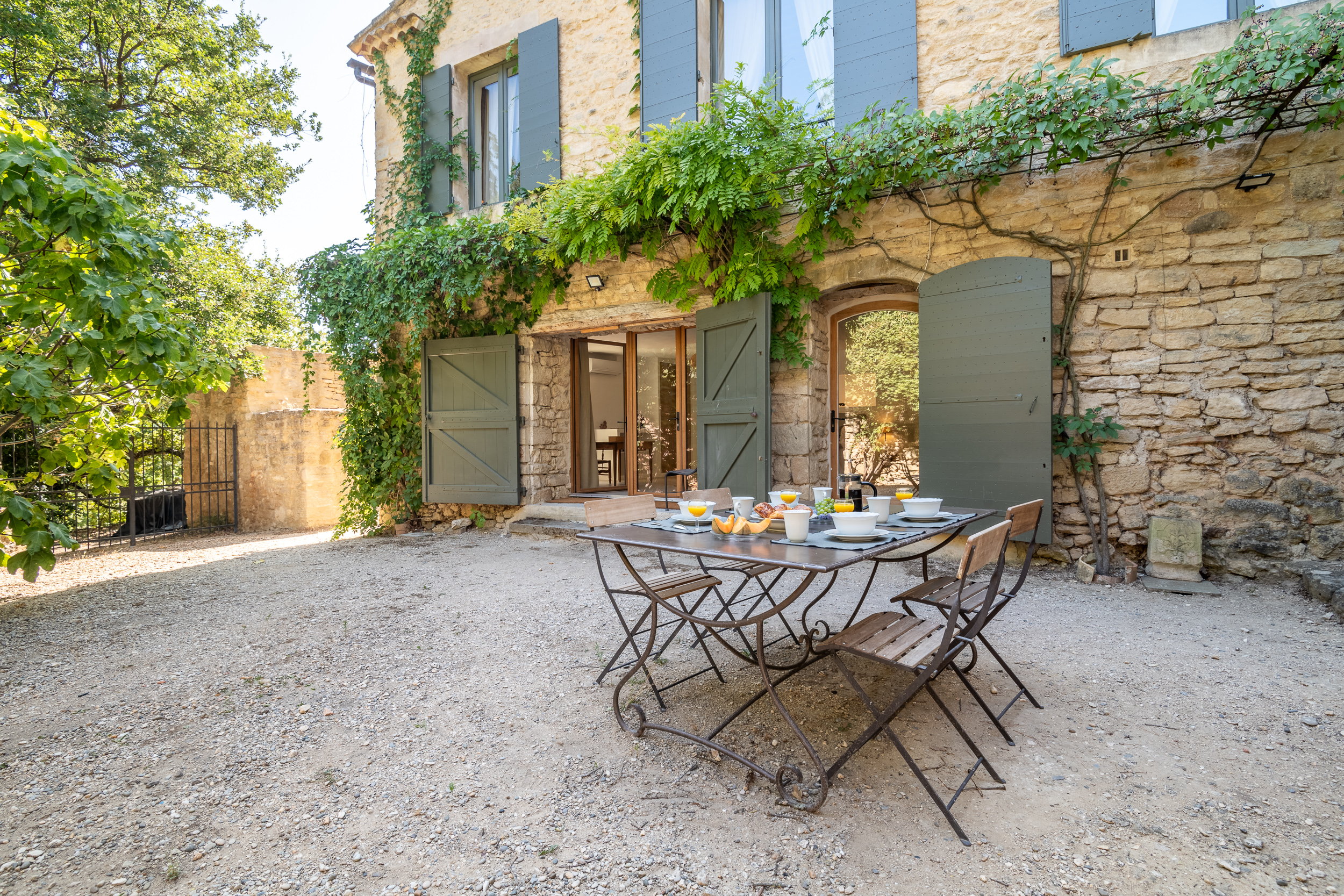 Villa Safran Mourre Vaucluse: Luxury 5-Bedroom Villa with Private Pool and Air Conditioning, Vaucluse Provence