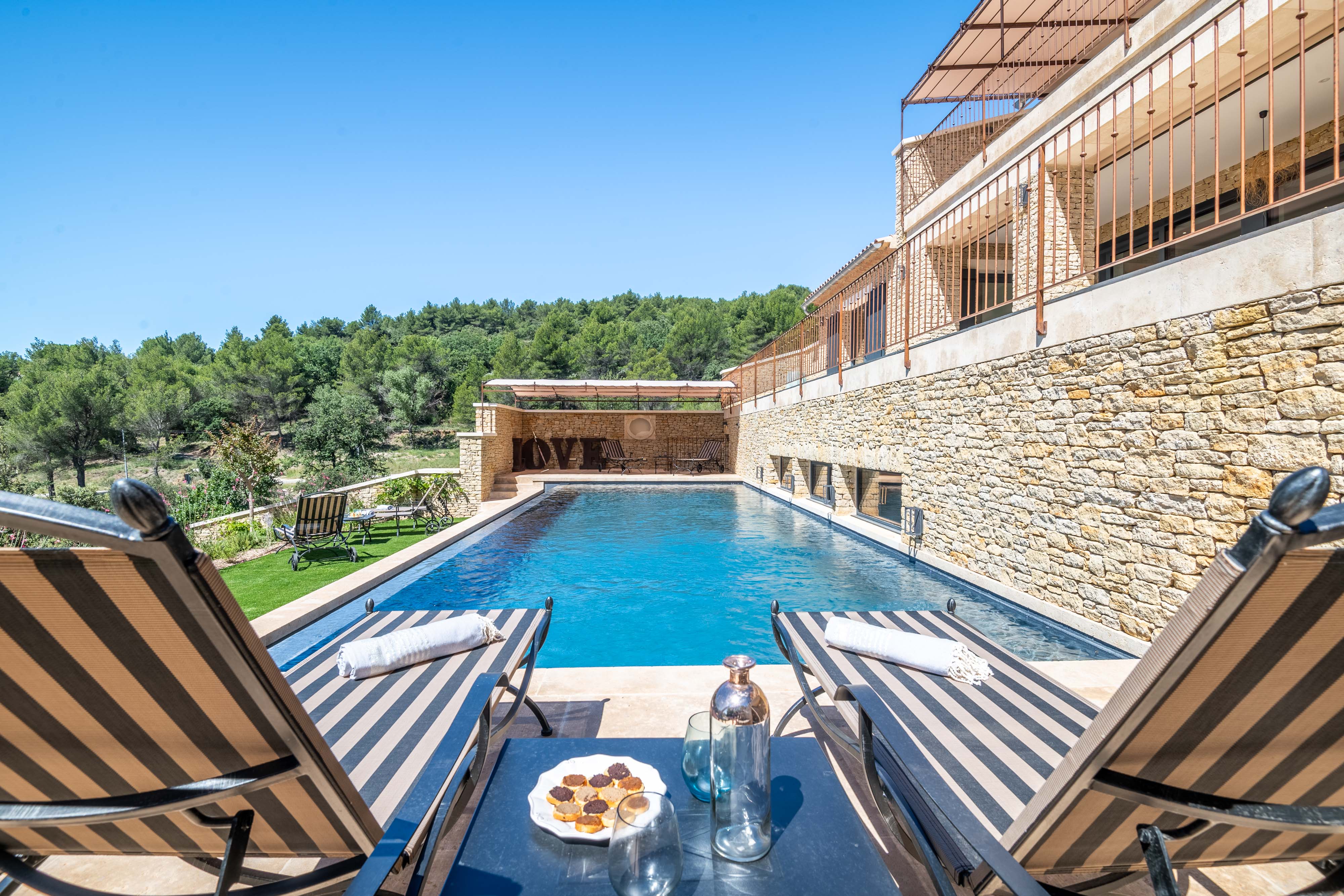 Villa Safran Murs Vaucluse 1421687: Luxury 5-Bedroom Villa with Heated Pool and Spa, Vaucluse Provence