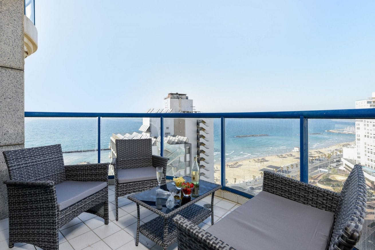 Villa Zephyros Yad Eliyahu Kerem Hateimanim: Luxury 1-Bedroom Apartment with Rooftop Pool and Sea Views, Kerem Hateimanim Tel Aviv