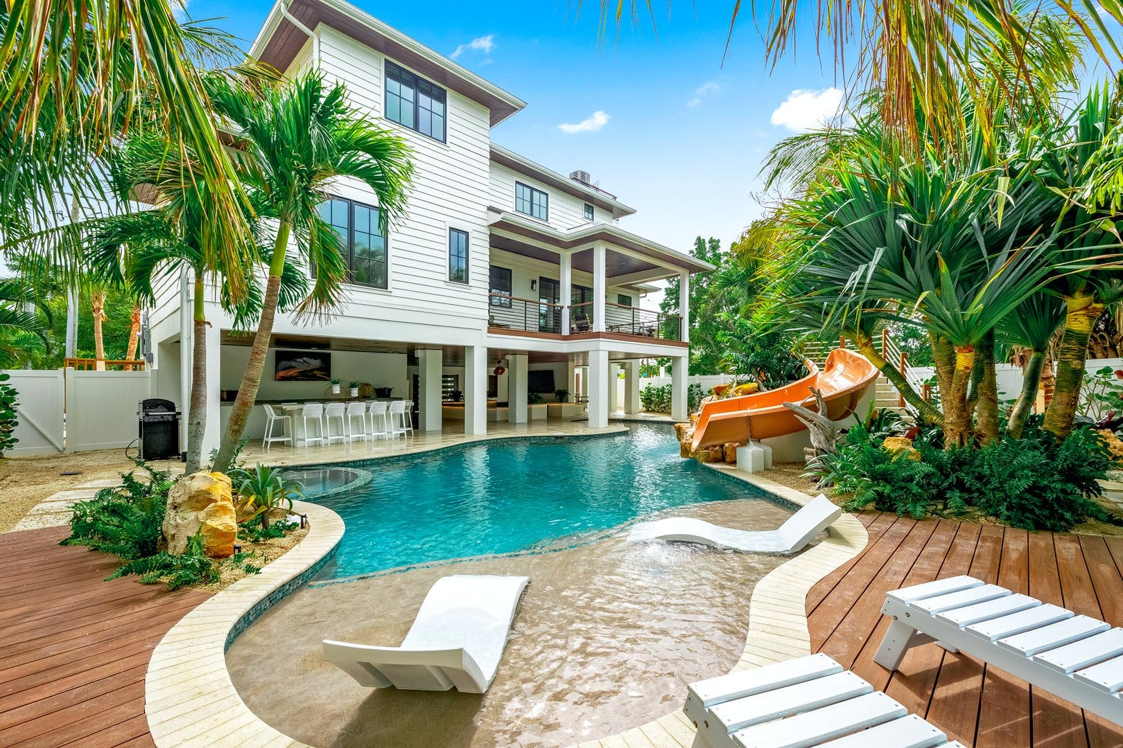 Villa Bise Naples Florida: Spacious 7-Bedroom Luxury Apartment with Pool and Sea Views, Sarasota
