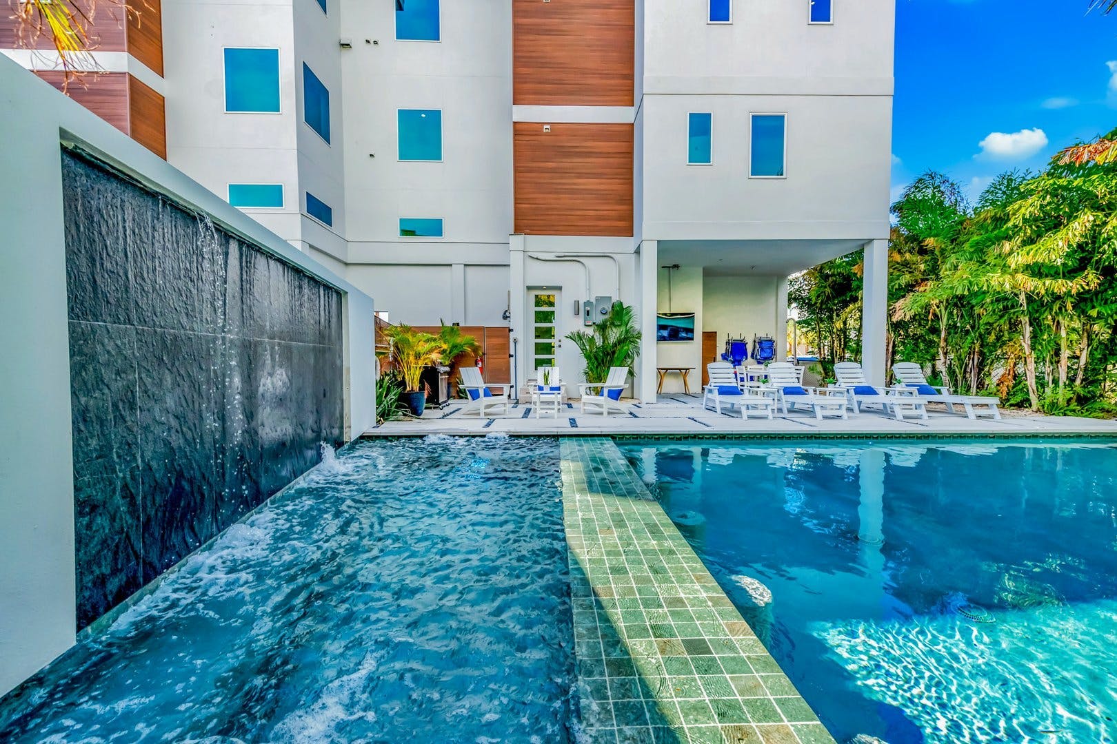 Villa Safran Nokomis Sarasota: Luxury 6-Bedroom Villa with Private Pool and Hot Tub, Sarasota
