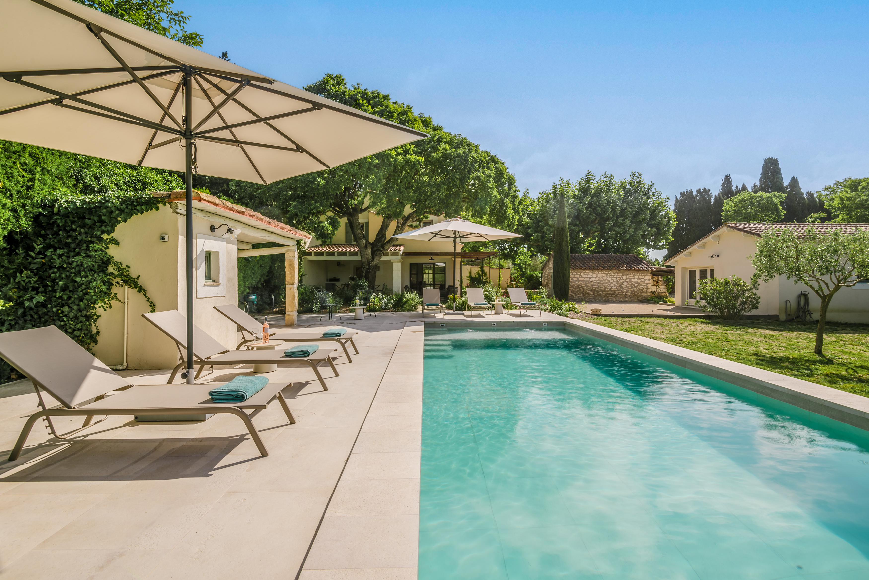 Villa Safran Paradou Arles: Luxury 3-Bedroom Villa with Private Pool and Air-Con, Arles Provence
