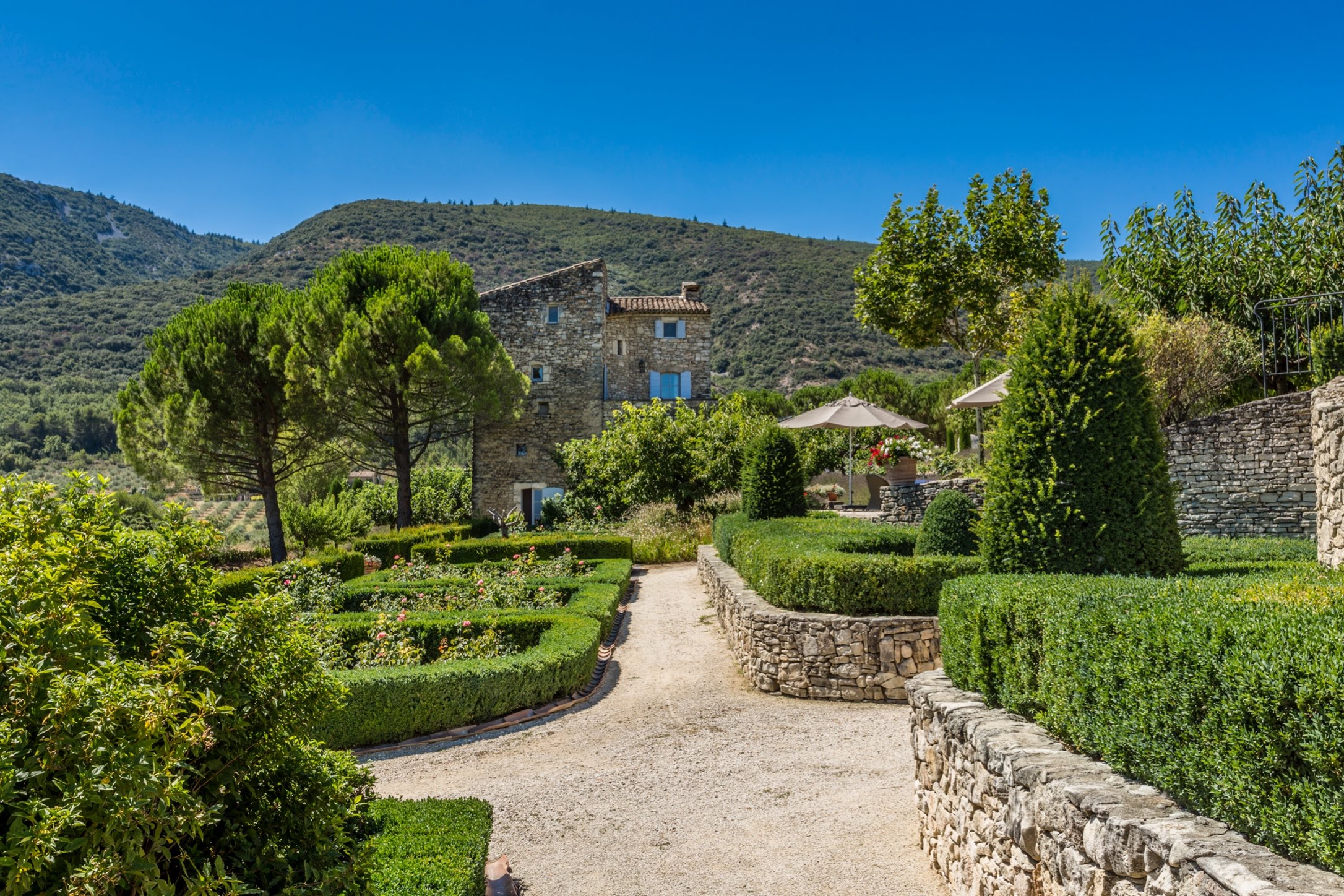 Villa Safran Pigeonnier Vaucluse: Luxury 4-Bedroom Villa with Private Pool and Spa, Vaucluse Provence
