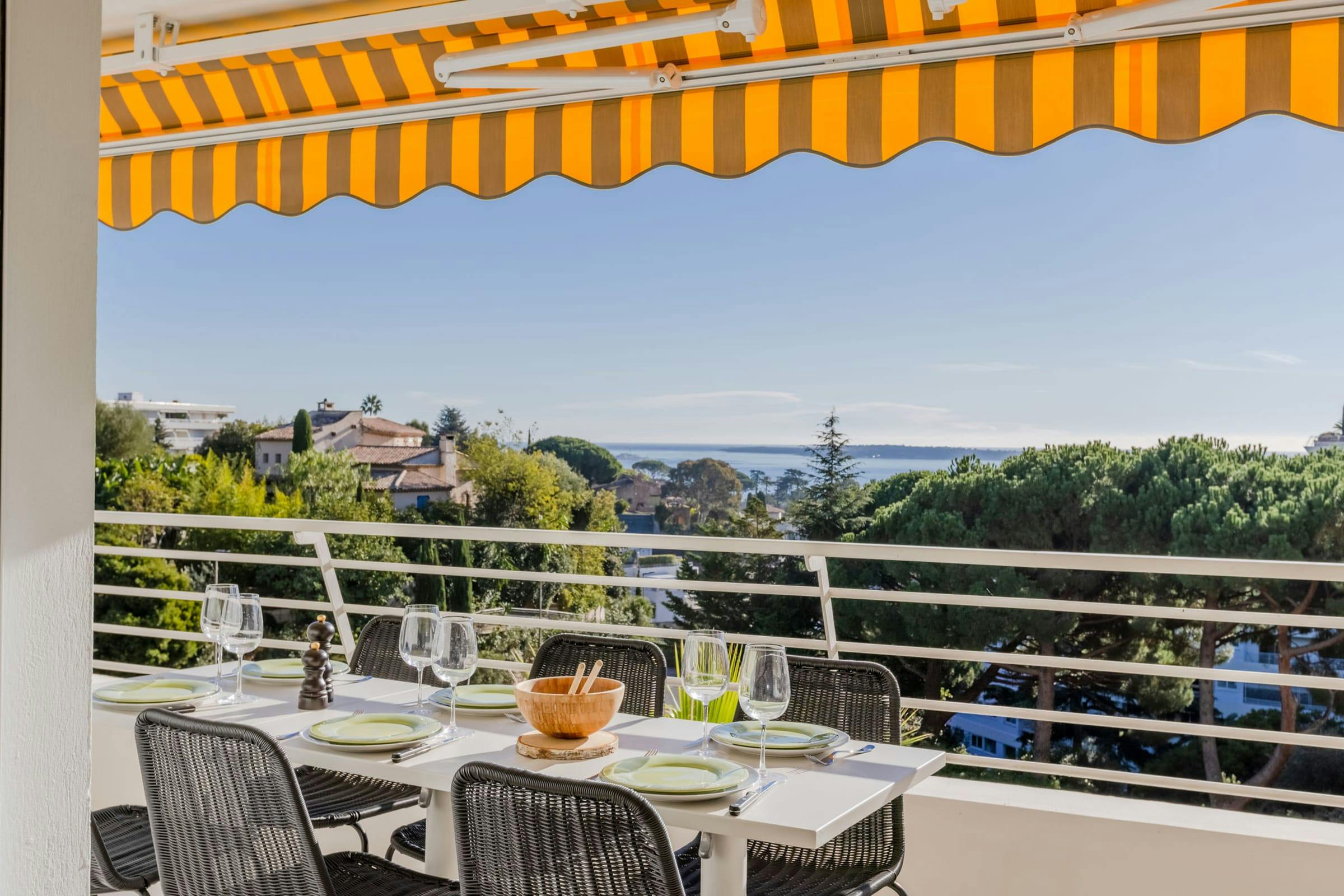 Villa Maistros Route de Cannes à Grasse Cannes: Luxury 3-Bedroom Villa with Pool and Sea Views, Cannes