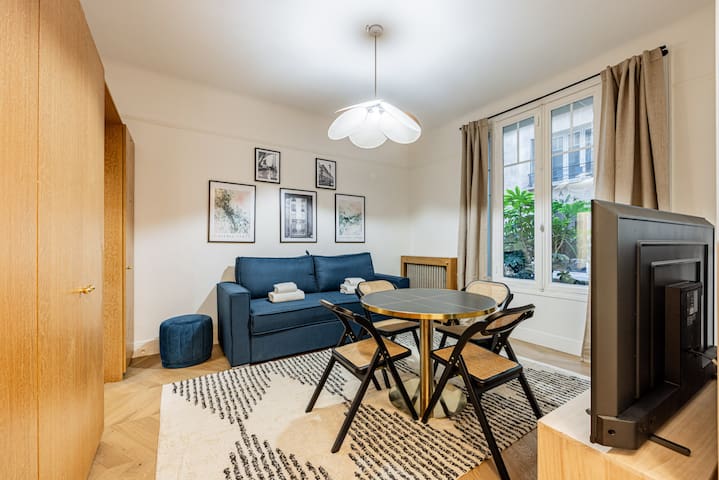 Villa Safran Porte Dauphine Paris: Luxury 1-Bedroom Apartment with Spa and Private Parking in Auteuil Passy, Paris