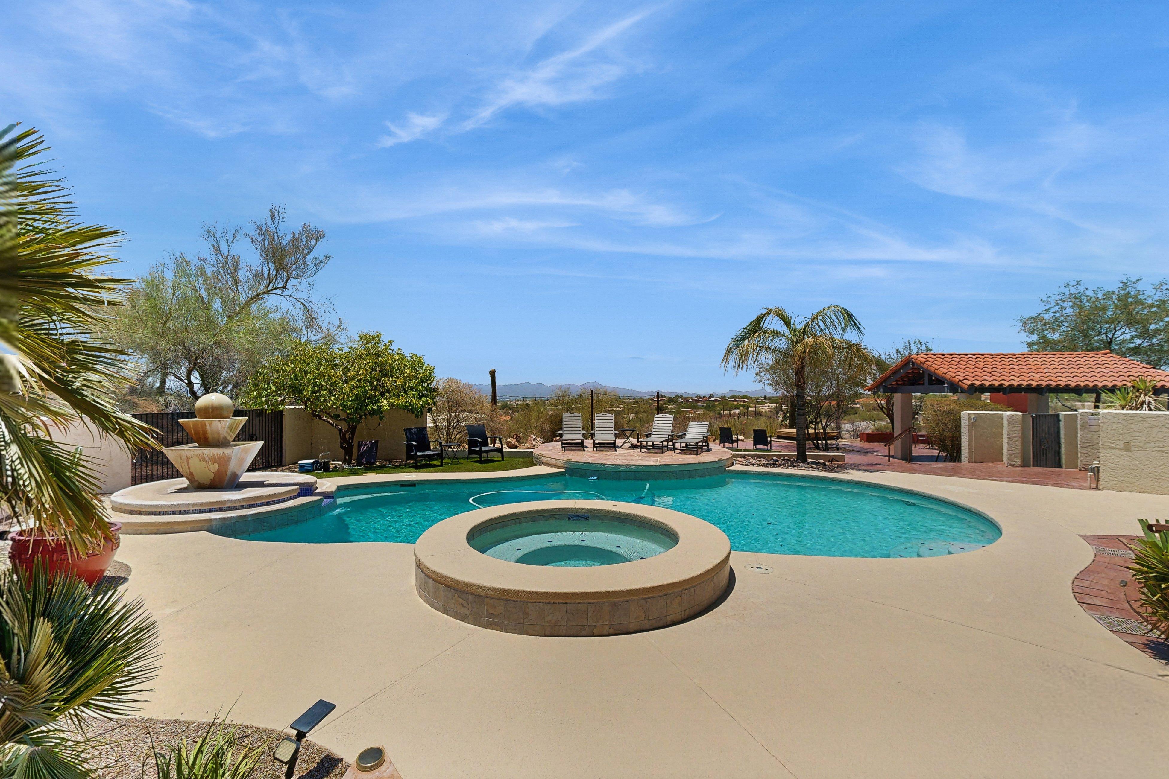 Villa Safran Pusch Ridge Tucson: Luxury 4-Bedroom Villa with Hot Tub and Rooftop Deck, Pima County Arizona