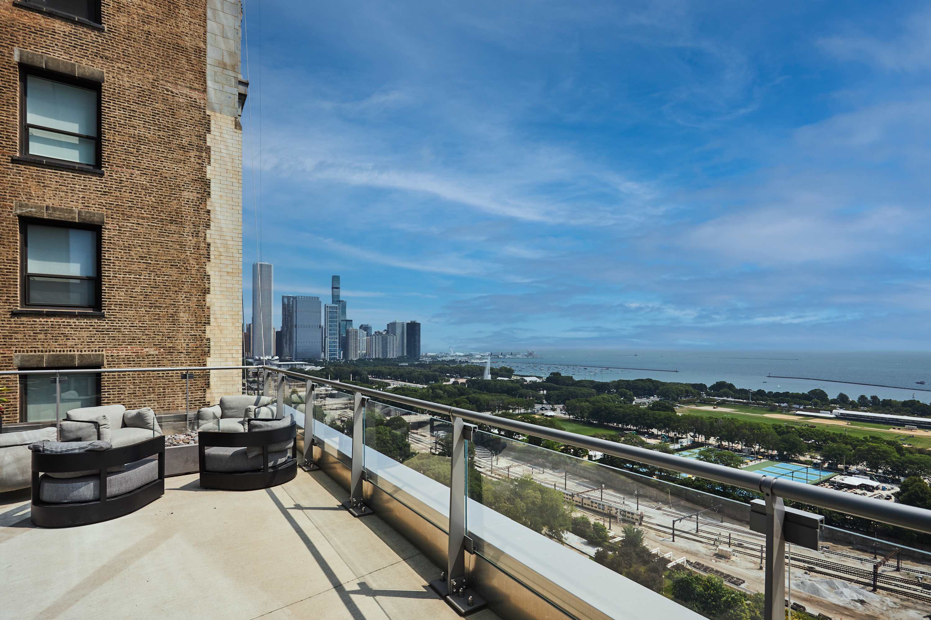 Villa Safran Ravenswood Chicago: Luxury 2-Bedroom Aparthotel with Spa and Lake Views, Chicago
