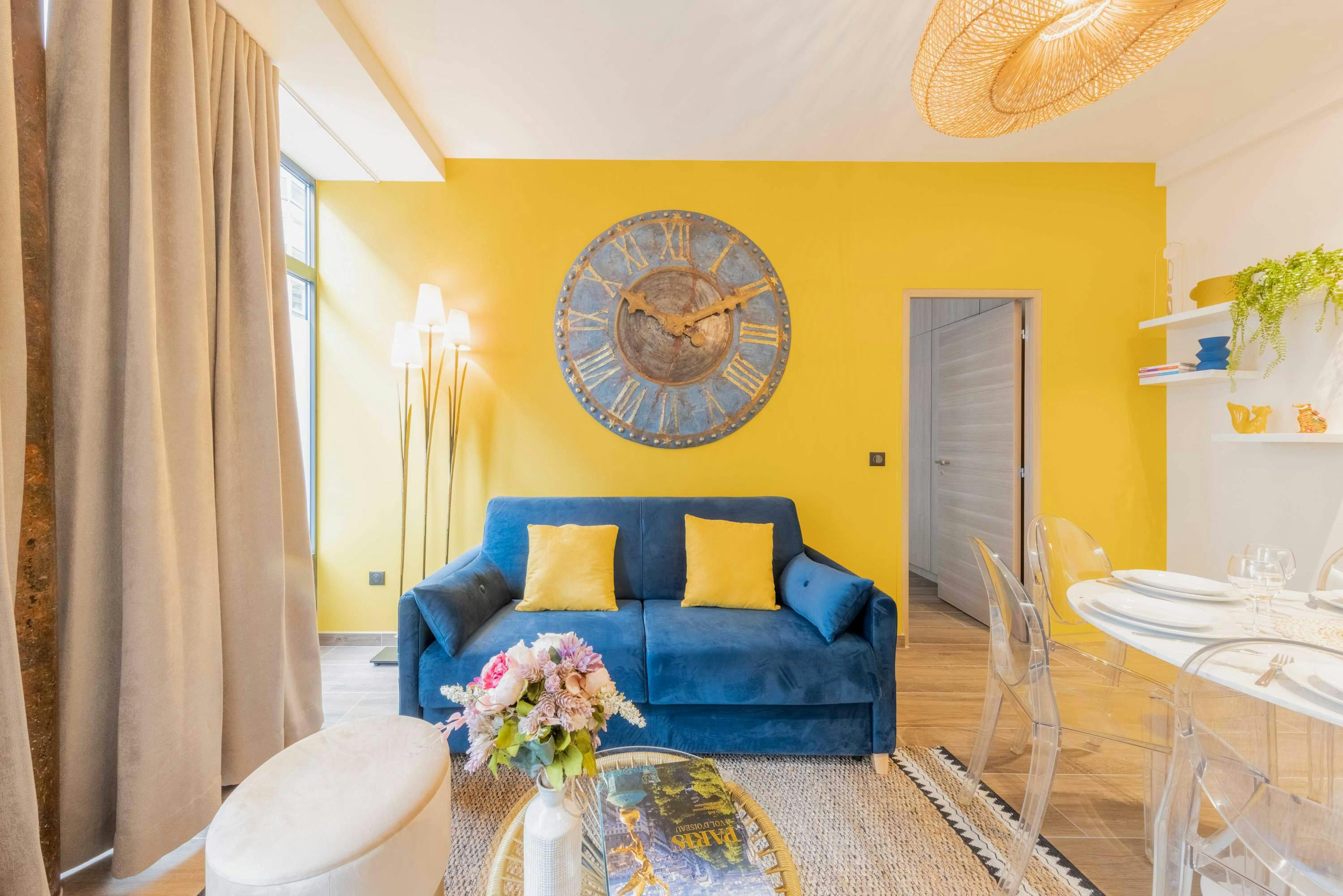 Villa Safran Réservoir Paris: Luxury 2-Bedroom Apartment with Spa and Private Parking, Canal Saint Martin Paris