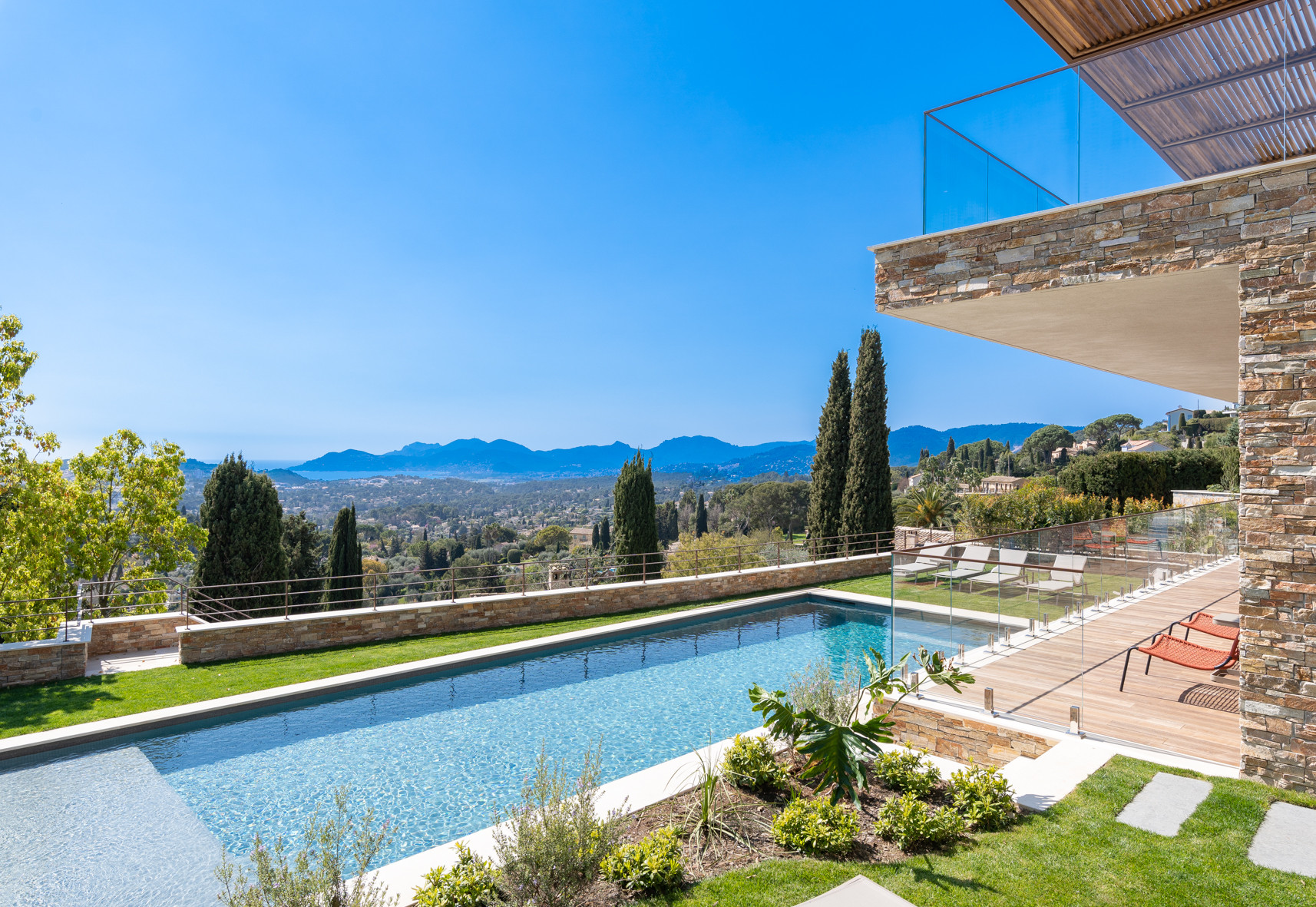 Villa Rambla Rue Hoche Cannes: Luxury 6-Bedroom Villa with Private Pool and Sea Views, Cannes