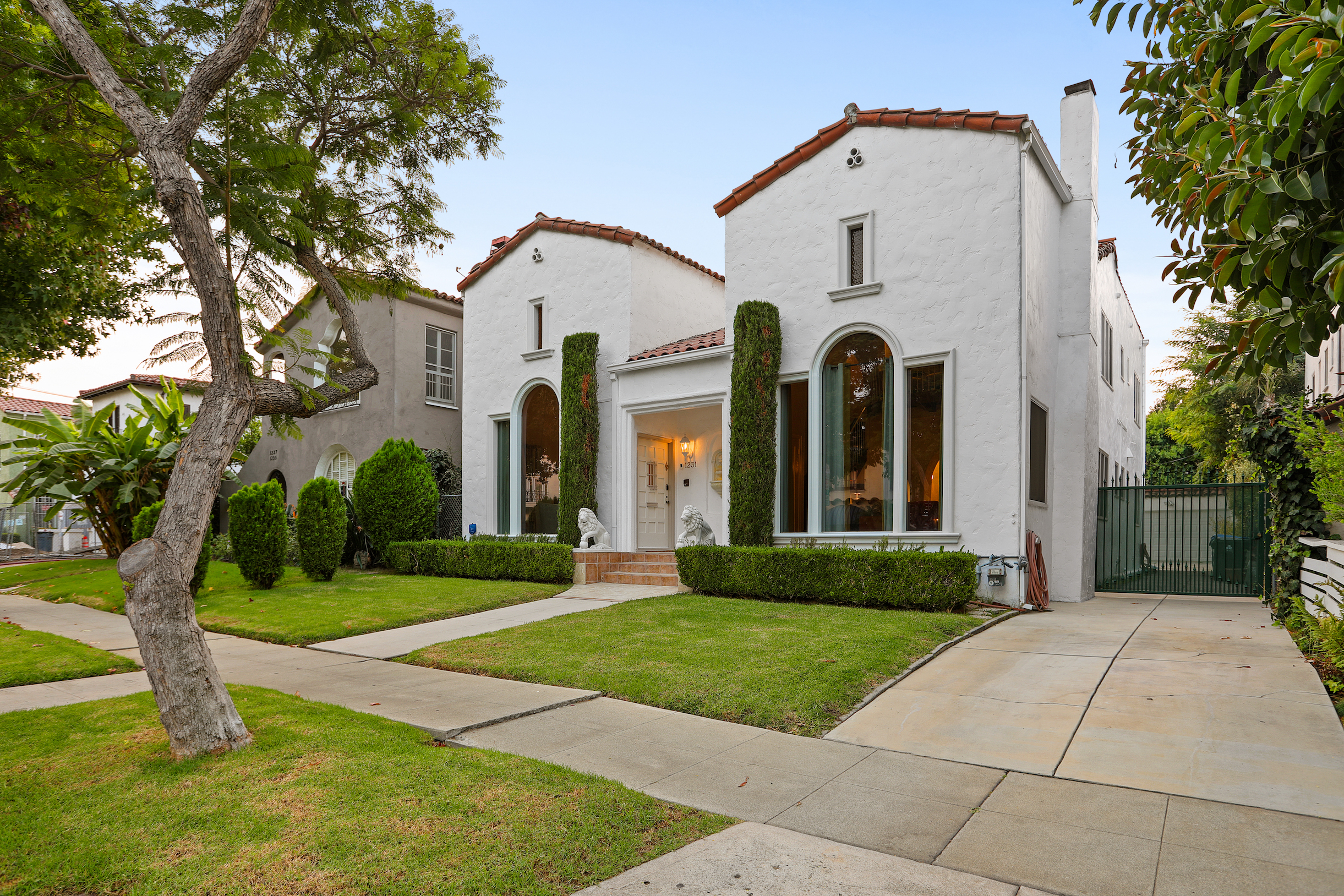 Villa Safran Robertson Pico-Robertson: Luxury 3-Bedroom Apartment with Private Parking and EV Charger, Pico-Robertson