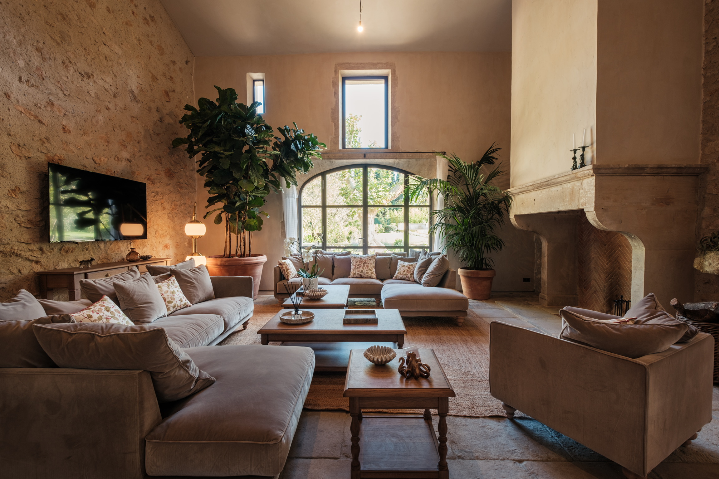 Villa Safran Romanin Arles: Luxury 6-Bedroom Villa with Pool, Tennis Court and Spa in Saint-Rémy-de-Provence