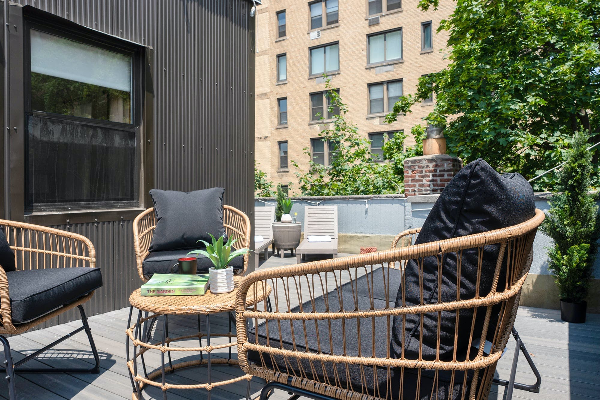 Villa Safran Roosevelt Manhattan: Stylish 2-Bedroom Apartment with Private Balcony and WiFi, Upper East Side