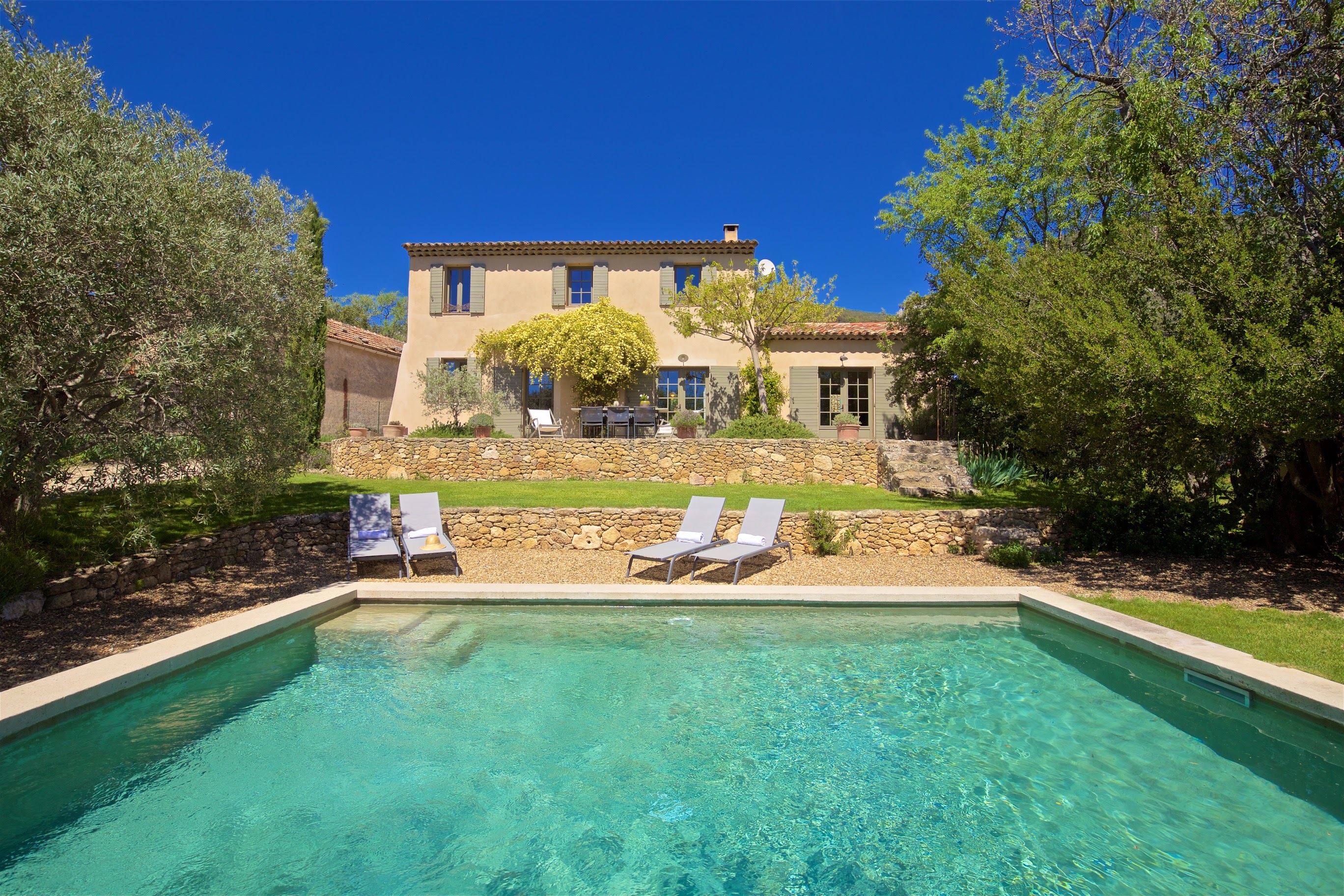 Villa Suroît Lamanon Provence: Luxury 3-Bedroom Villa with Private Pool and Air-Con in Vaucluse, Provence
