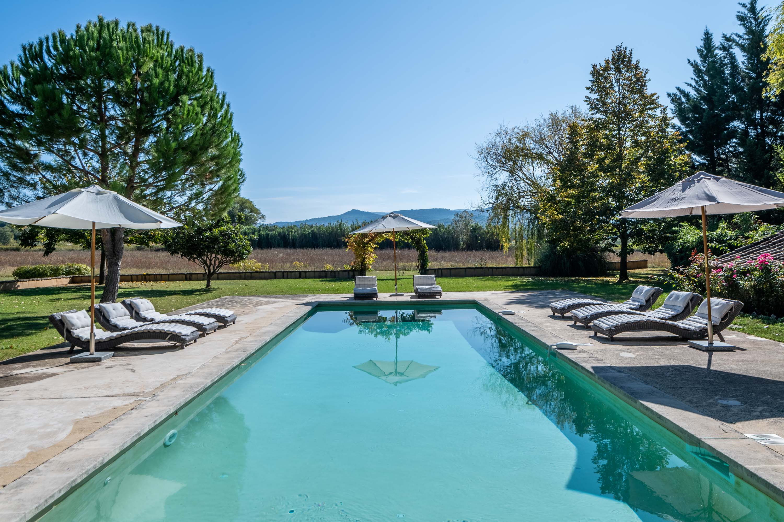 Villa Safran Saint-Auban Vaucluse: Luxury 6-Bedroom Villa with Private Pool and Air Conditioning, Vaucluse Provence