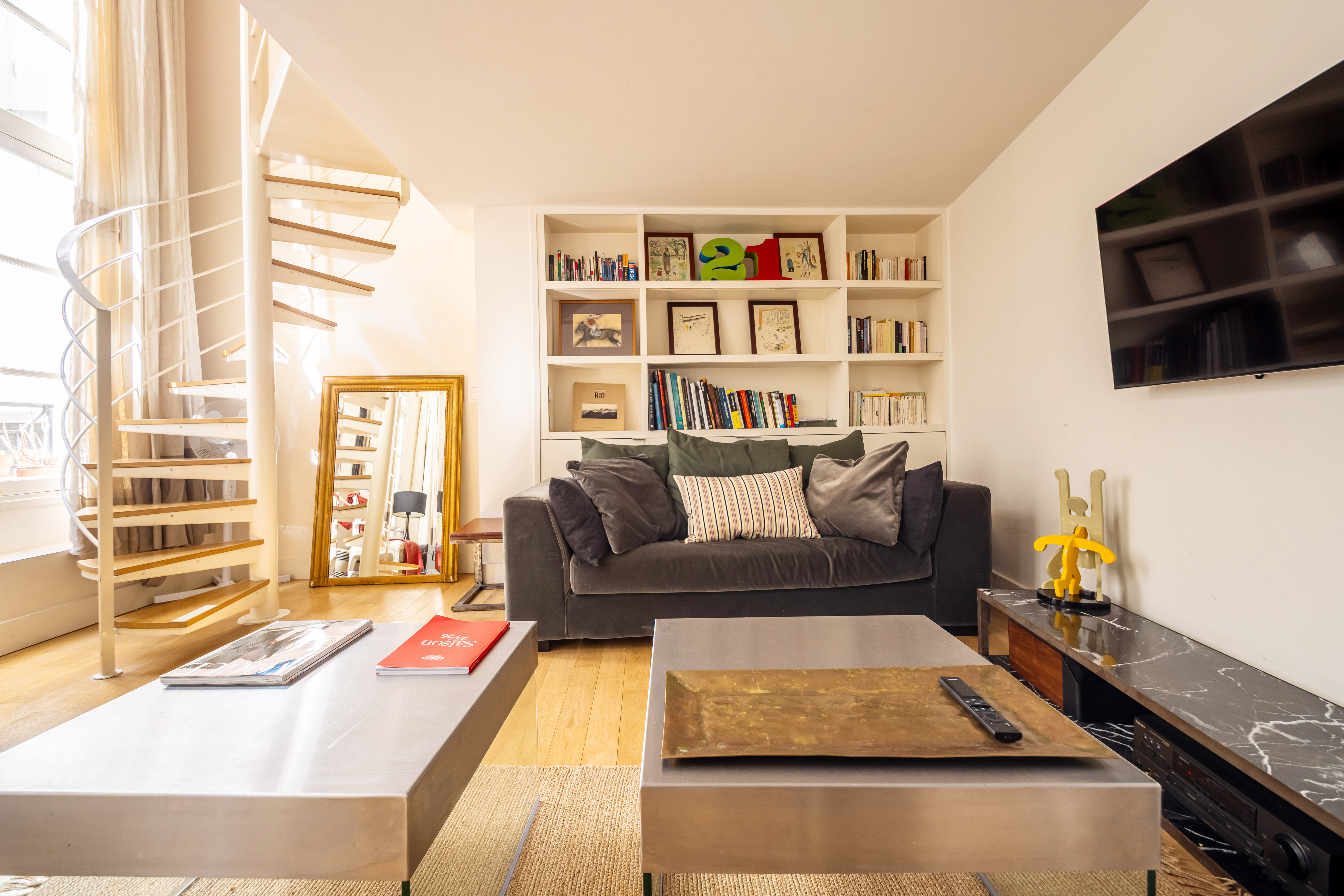 Villa Safran Saint-Chapelle Île-de-la-Cité: Charming 1-Bedroom Apartment Rental with Courtyard View, Île de la Cité Paris