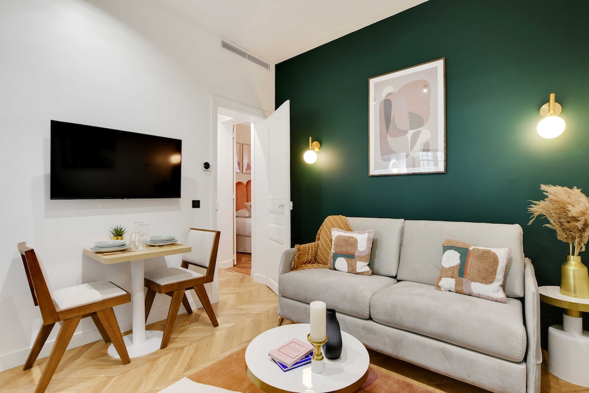 Villa Safran Saint-Germain Paris: Luxury 1-Bedroom Apartment with Air-Con and Private Parking, Louvre Palais Royal Paris