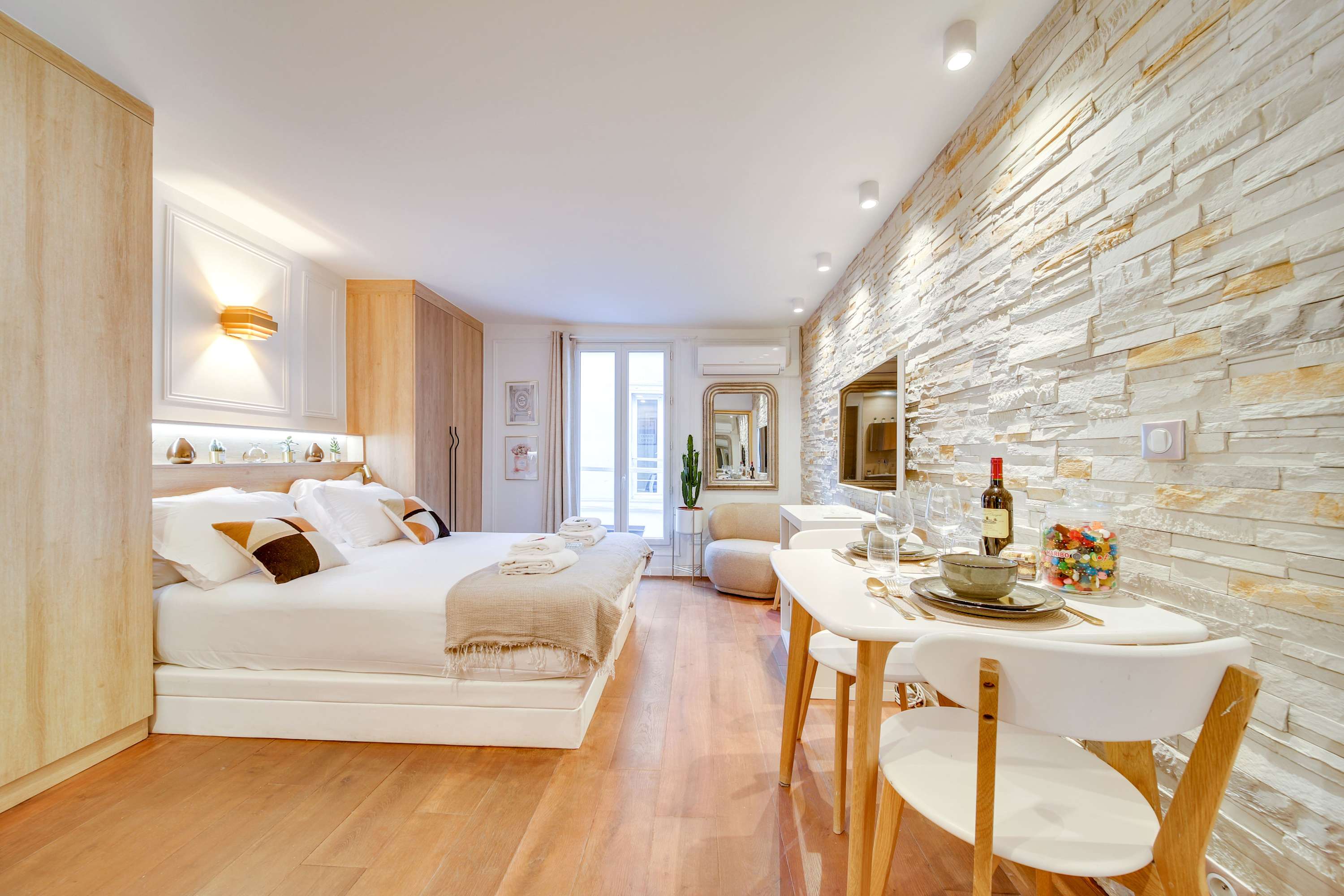 Villa Safran Saint-Honoré Paris: Luxury 1-Bedroom Apartment with Air-Con and Private Parking, Louvre Palais Royal Paris
