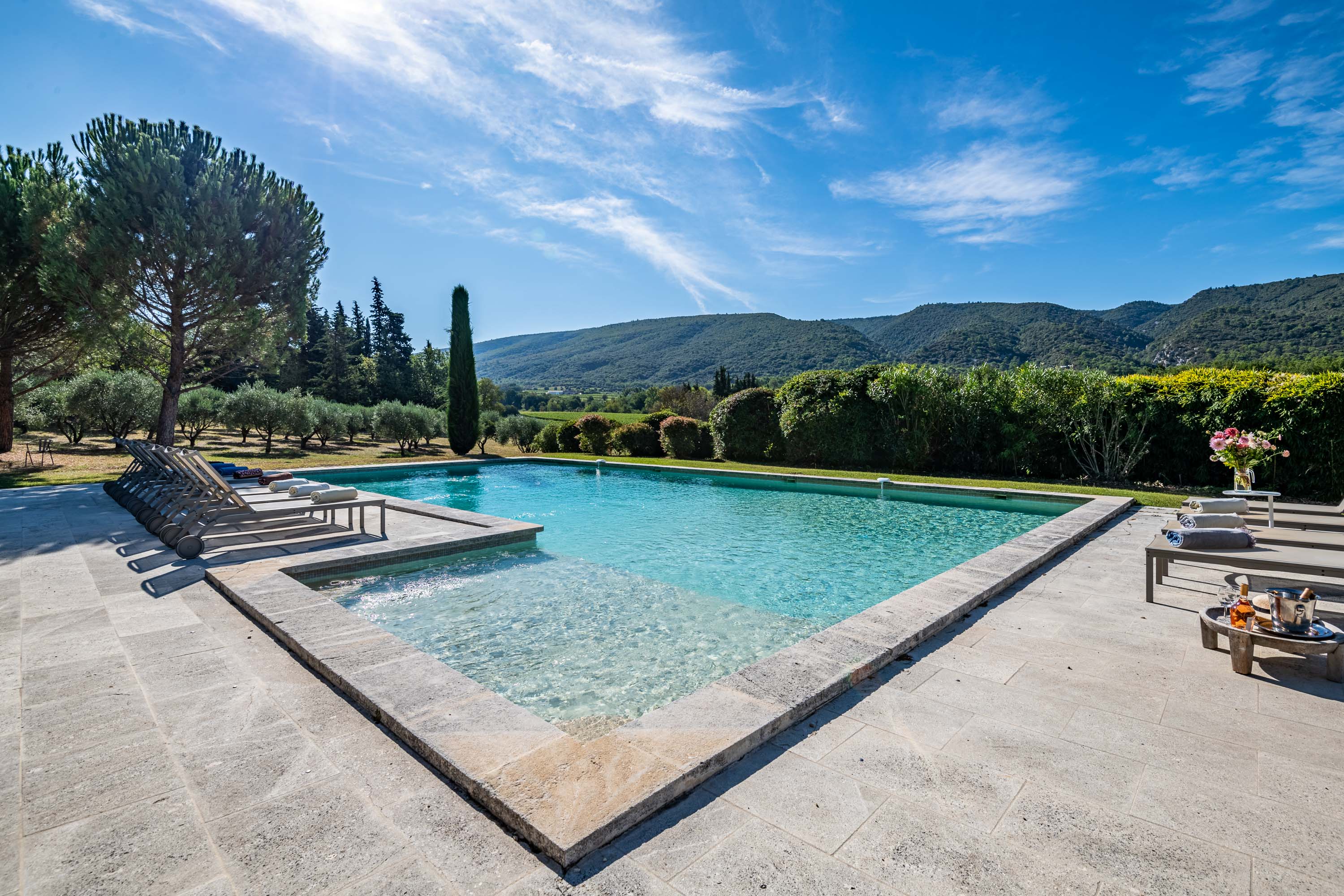 Villa Safran Saint-Marcellin Vaucluse: Luxury 9-Bedroom Villa with Pool and Spa in Vaucluse, Provence