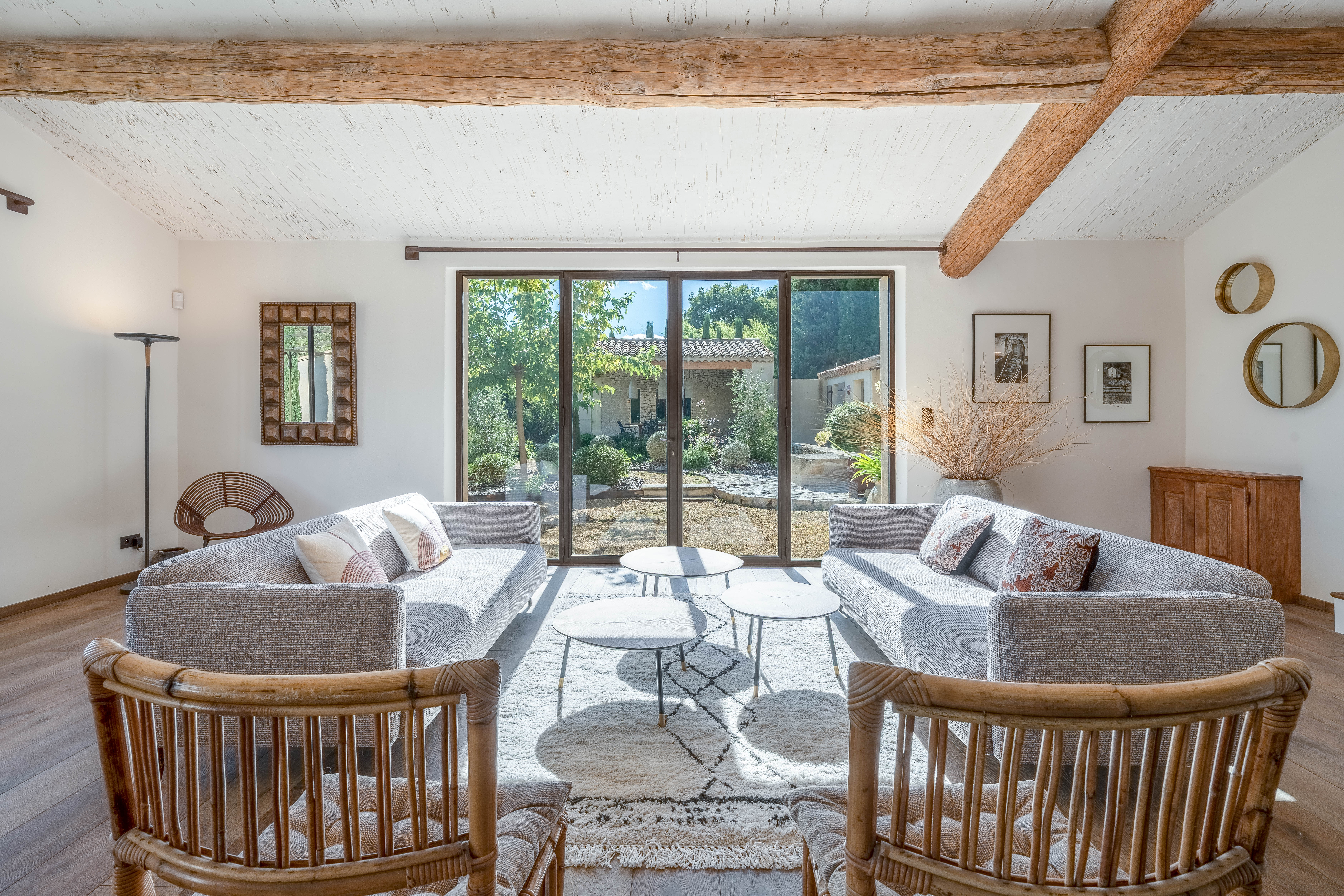 Villa Pigeonnier Châteauneuf-de-Gadagne Provence: Luxury 5-Bedroom Apartment with Private Pool and Mountain Views, Vaucluse