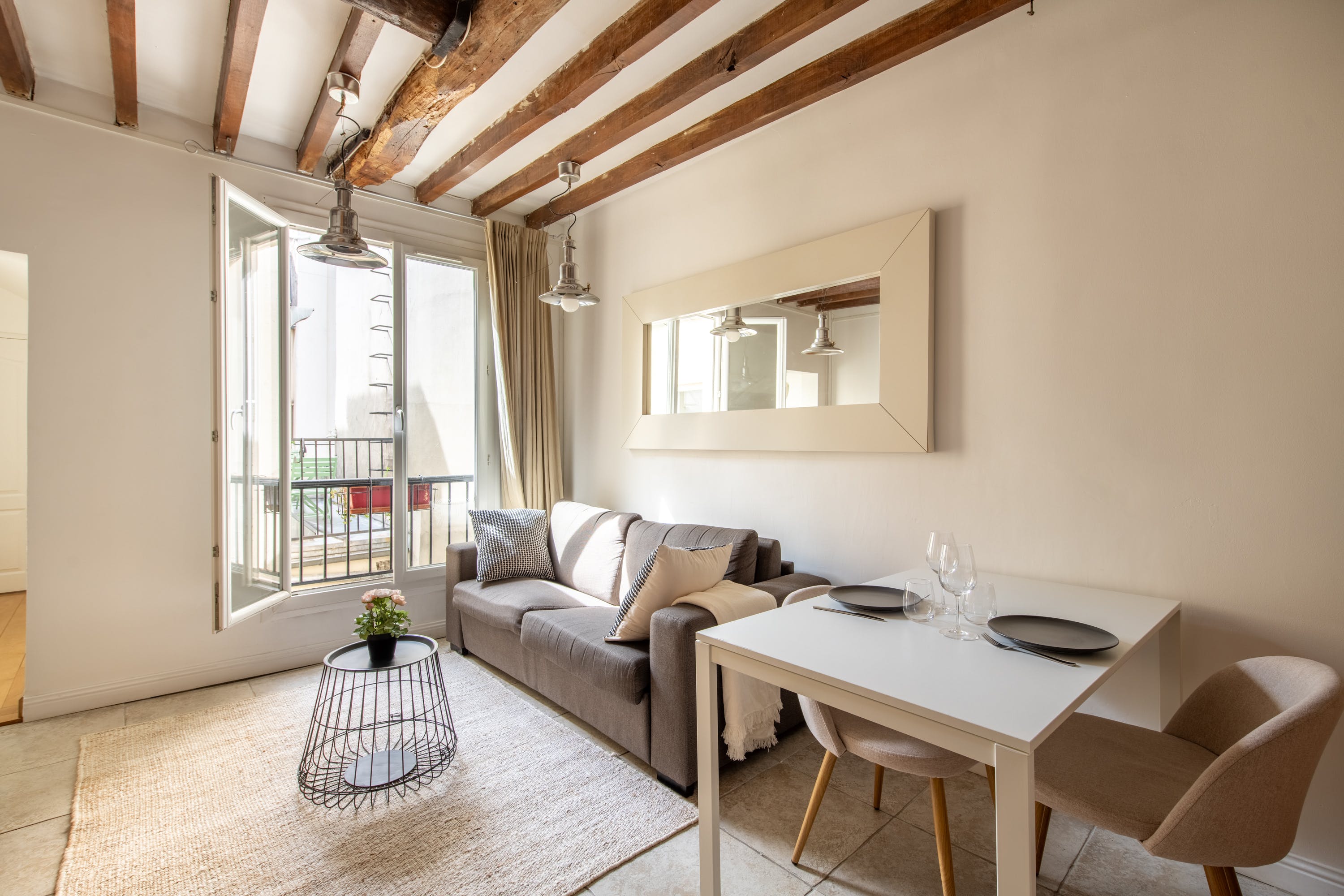 Villa Safran Sainte-Chapelle Paris: Charming 2-Bedroom Luxury Apartment with Spa and Air-Con, Île de la Cité Paris