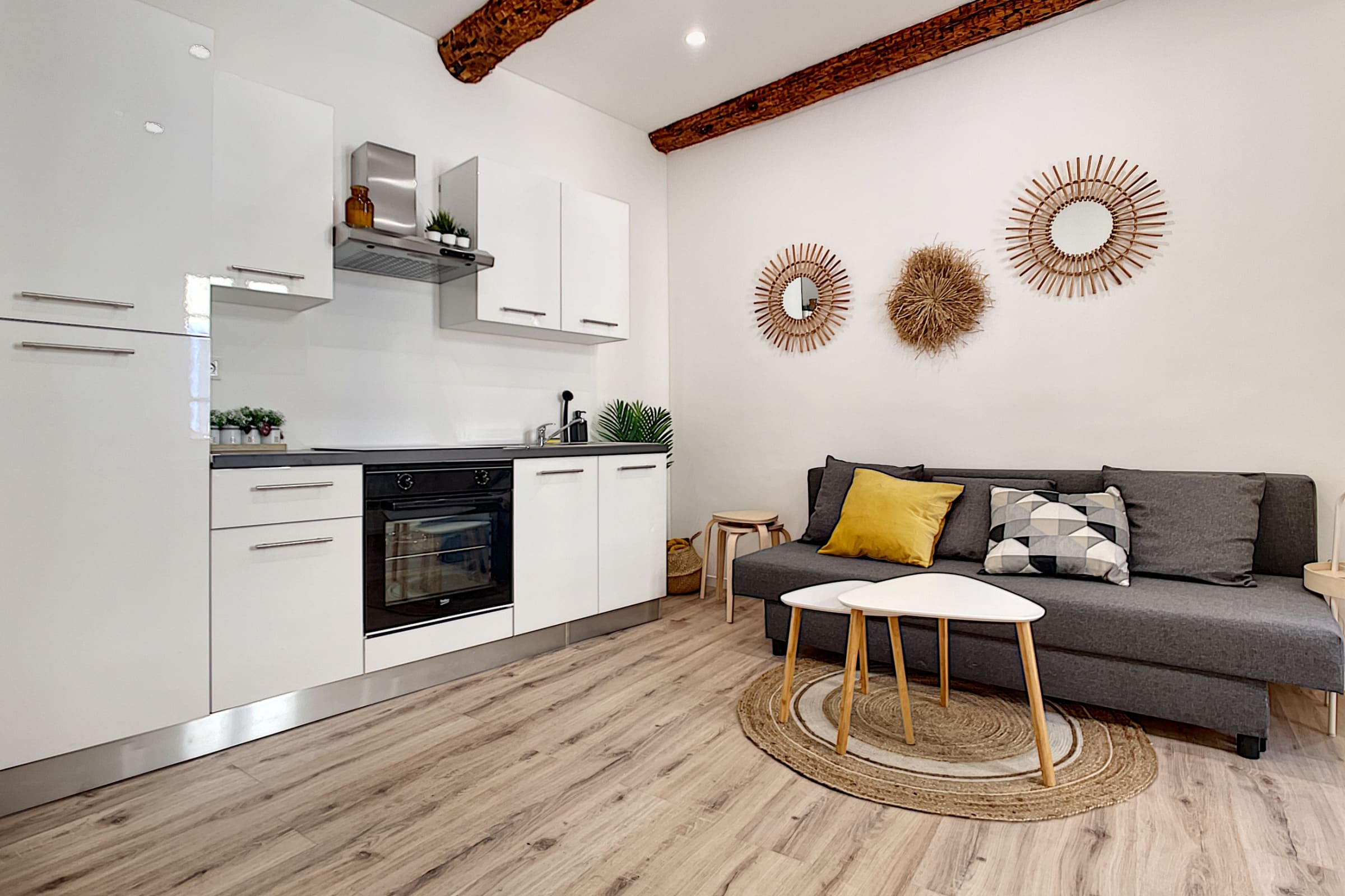 Villa Safran Salis Antibes: Luxury 2-Bedroom Apartment with Spa and Private Parking, Antibes