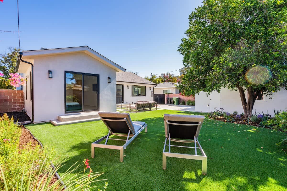 Villa Safran Sepulveda Encino: Luxury 4-Bedroom Villa with Spa and Private Parking, Encino Los Angeles