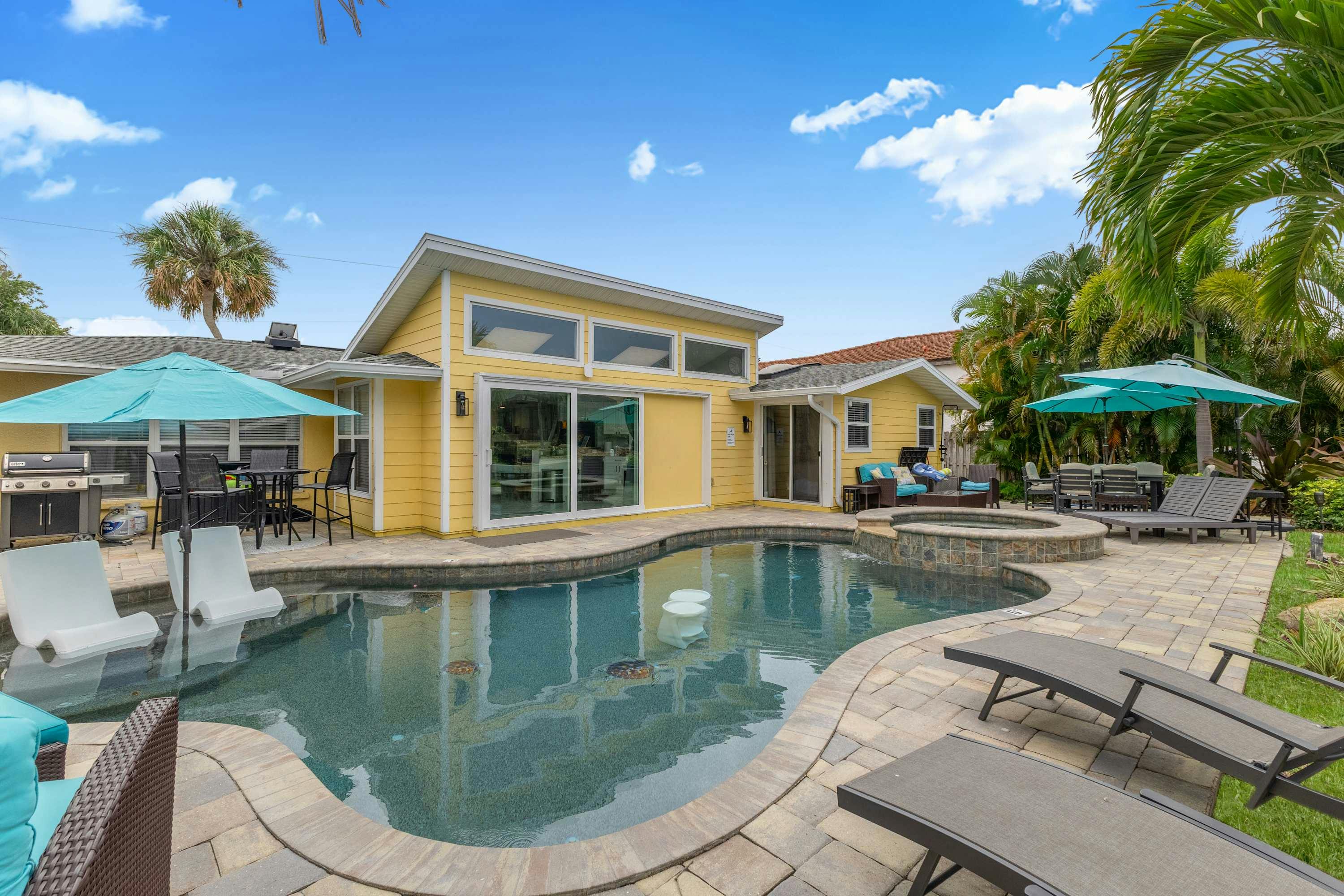 Villa Safran Siesta Sarasota: Luxury 3-Bedroom Villa with Private Pool and Sea Views, Sarasota